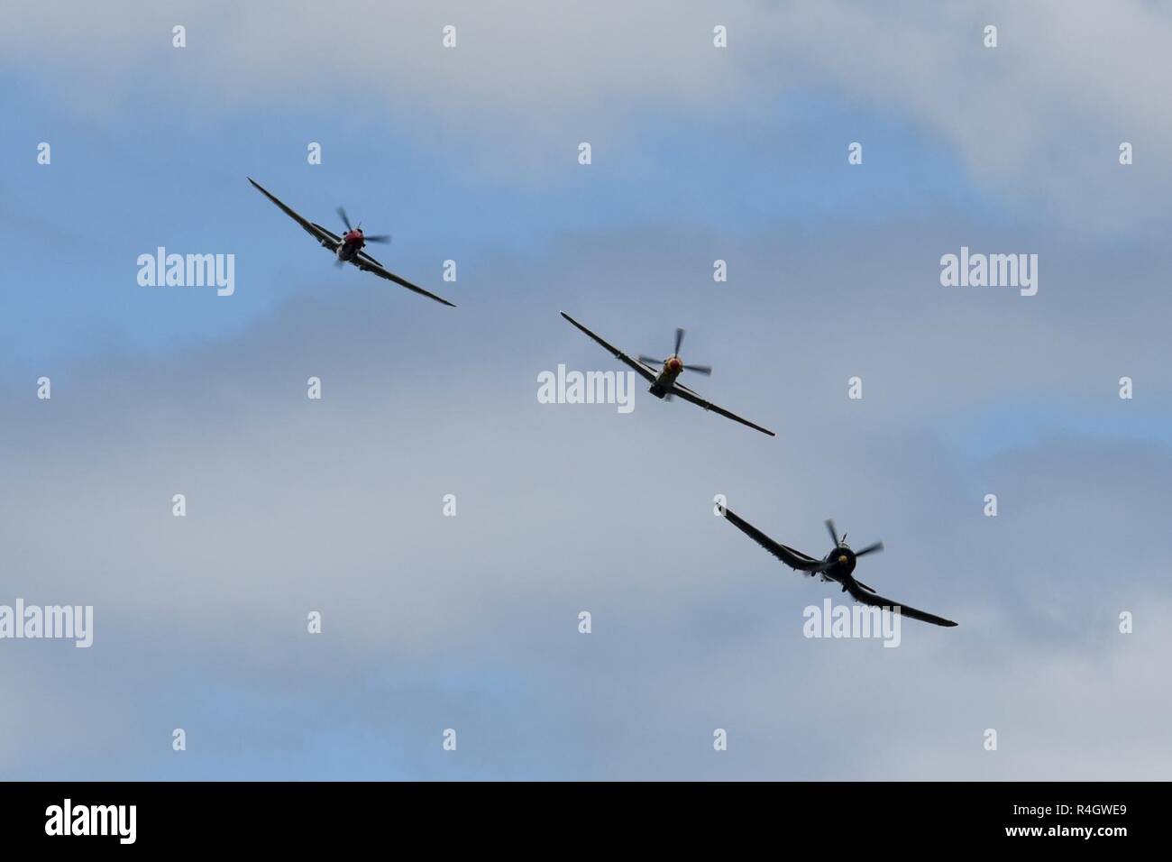 Un F4U-4 Corsair, P-51 Mustang et P-40 Warhawk effectuer au cours de la Garde nationale de Caroline du Sud et la masse de l'air Expo à McEntire Joint National Guard Base, S.C., le 5 mai 2017. Cette expo est une démonstration des capacités de la Garde nationale de Caroline du Sud, aviateurs et soldats en disant merci pour le soutien des collègues sud Carolinians et la communauté environnante. Banque D'Images