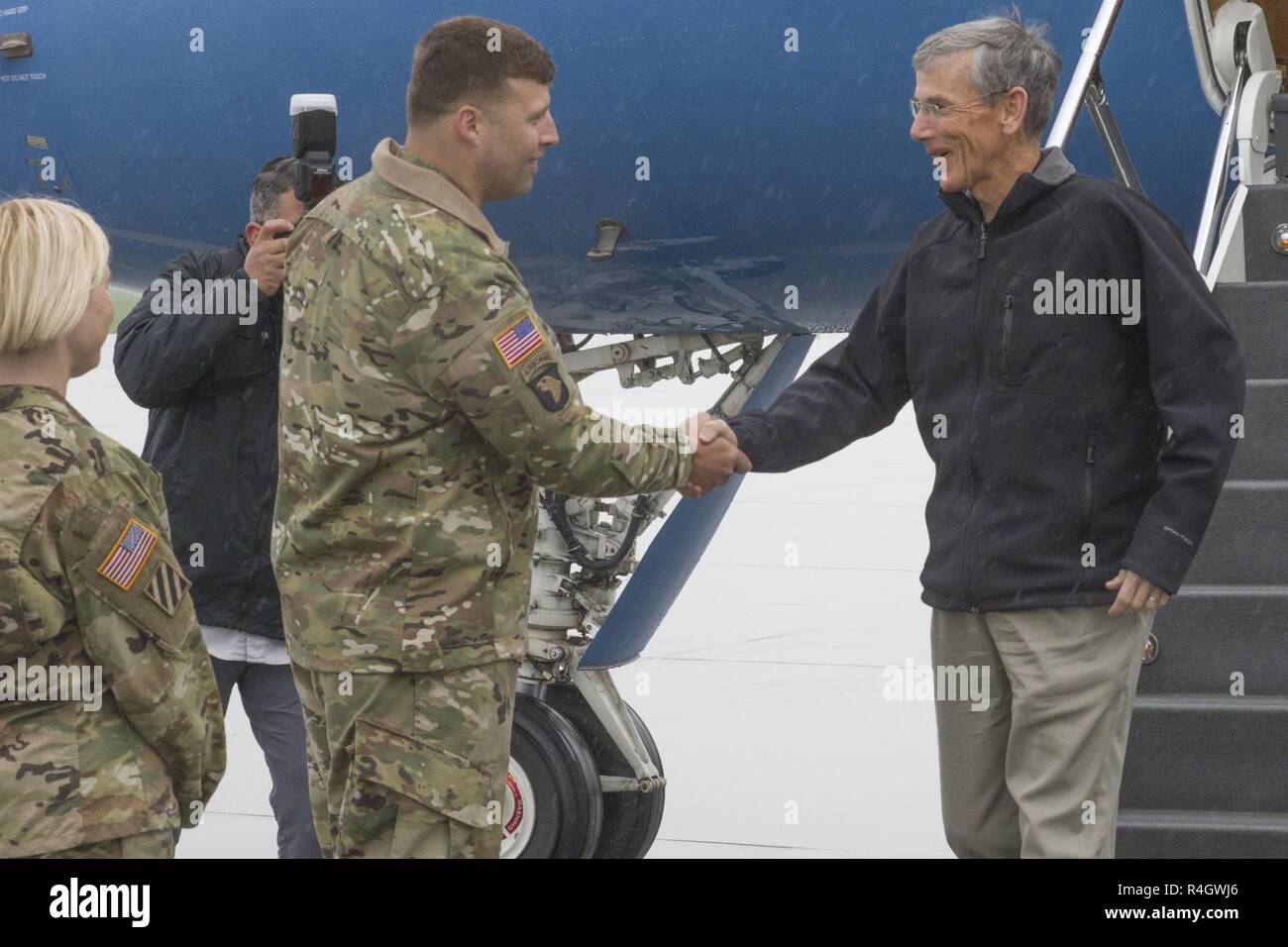 L'Honorable M. Robert M. Speer, secrétaire par intérim de l'armée, accueille le Colonel Clair A. Gill, 10e Brigade d'aviation de combat, alors qu'il quitte l'avion à la base aérienne de Powidz, Pologne, le 6 mai. Speer était en tournée la base, qui a récemment commencé des soldats de l'armée des États-Unis et les aviateurs pour des missions de formation à venir dans le cadre de l'opération de l'armée américaine l'Europe de l'OTAN et résoudre l'Atlantique avant renforcé la présence. Banque D'Images
