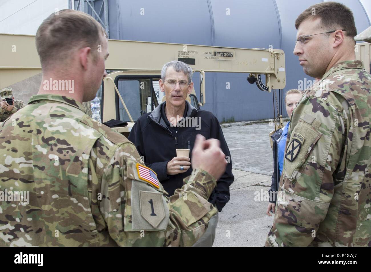 L'Honorable M. Robert M. Speer, secrétaire par intérim de l'armée, parle de progrès qui ont été accomplis au cours de la résolution de l'Atlantique avec le Sgt. Michael Spoor, 1-501er Bataillon de Reconnaissance, d'attaque, la Force opérationnelle FAUCON, 10e Brigade d'aviation de combat, à la base aérienne de Powidz, Pologne, le 6 mai. Speer a visité la base aérienne et a parlé avec des soldats et leurs dirigeants sur l'importance de leur mission en Pologne et comment l'armée américaine peut contribuer à leur croissance dans la région. Banque D'Images