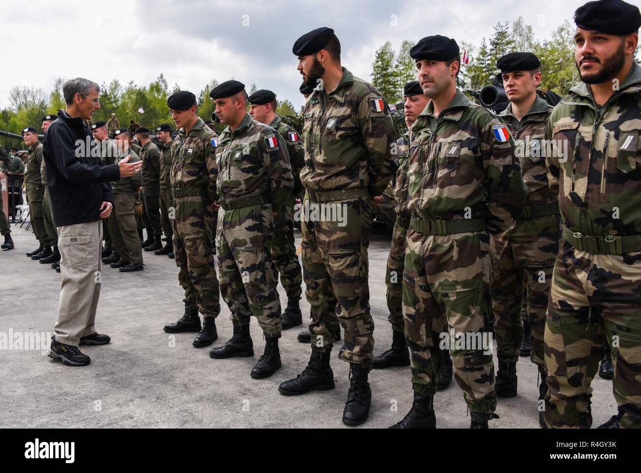 Secrétaire de l'Armée de Robert M. Speer (à gauche) s'entretient avec des soldats français lors de la cérémonie d'ouverture de l'Europe forte Défi du réservoir (CEEC) à la zone d'entraînement Grafenwoehr, Allemagne, Mai 07, 2017. La Commission nationale de l'économie est organisée conjointement par l'Europe de l'armée américaine et l'armée allemande, 12 mai 2017. Le concours est conçu pour projeter une présence dynamique, favoriser le partenariat militaire, de promouvoir l'interopérabilité, et fournit un environnement de partage de tactiques, techniques et procédures. Six pelotons de l'OTAN et les pays partenaires sont dans la compétition. Banque D'Images