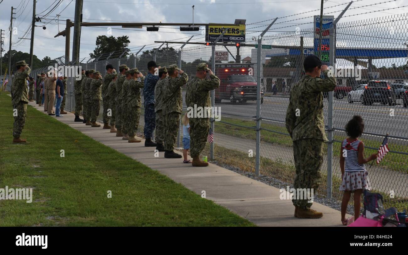 PANAMA CITY, Floride - Les marins de la base navale américaine de la ville de Panama rendre honneurs aux soldats blessés qui participent à l'Assemblée Warrior Beach Retreat parade Jeudi, 27 Septembre, 2018. Le Guerrier Beach Retreat apporte les soldats blessés au combat et leurs conjoints ou aidants naturels à Panama City Beach, en Floride, pour une semaine de repos et de détente. "Il y avait des milliers de personnes le long du parcours", a déclaré Linda Beach Retreat Guerrier Cope Fondateur et président. "Je pense honnêtement que c'est probablement la plus grande participation électorale que nous ayons jamais eu." Christopher Royal, un vétéran à la retraite a dit, 'La parade elle-même, je Banque D'Images