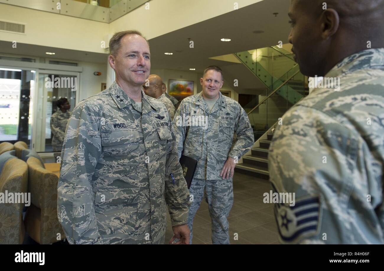 U.S. Air Force, le général John M. Wood, commandant de la 3e armée de l'air, parle d'un aviateur de la 423rd Squadron médical au cours de sa première visite avec la 501e escadre de soutien au combat à RAF Alconbury, Angleterre le 27 septembre 2018. Le général de bois a récemment pris le commandement de la 3ème Air Force plus tôt ce mois-ci. Banque D'Images