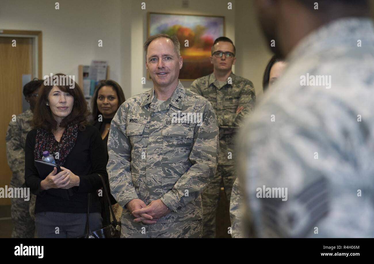 U.S. Air Force, le général John M. Wood, commandant de la 3e armée de l'air, parle d'aviateurs de la 423rd Squadron médical au cours de sa première visite avec la 501e escadre de soutien au combat à RAF Alconbury, Angleterre le 27 septembre 2018. Le général de bois a récemment pris le commandement de la 3ème Air Force plus tôt ce mois-ci. Banque D'Images