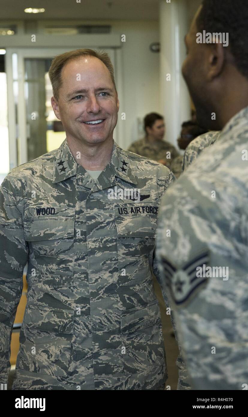 U.S. Air Force, le général John M. Wood, commandant de la 3e armée de l'air, parle d'un aviateur de la 423rd Squadron médical au cours de sa première visite avec la 501e escadre de soutien au combat à RAF Alconbury, Angleterre le 27 septembre 2018. Le général de bois a récemment pris le commandement de la 3ème Air Force plus tôt ce mois-ci. Banque D'Images