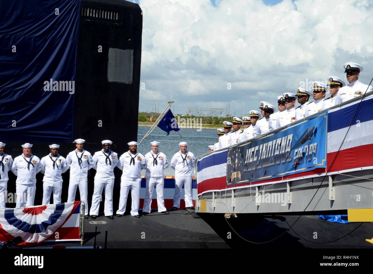 PORT CANAVERAL, en Floride (sept. 29, 2018) marins affectés à l'USS Indiana (SSN 789) mettre le navire en vie au cours de la cérémonie de mise en service. L'Indiana est le 16e de la marine américaine de classe Virginia sous-marin d'attaque rapide et le troisième navire du nom de l'état de l'Indiana. Banque D'Images
