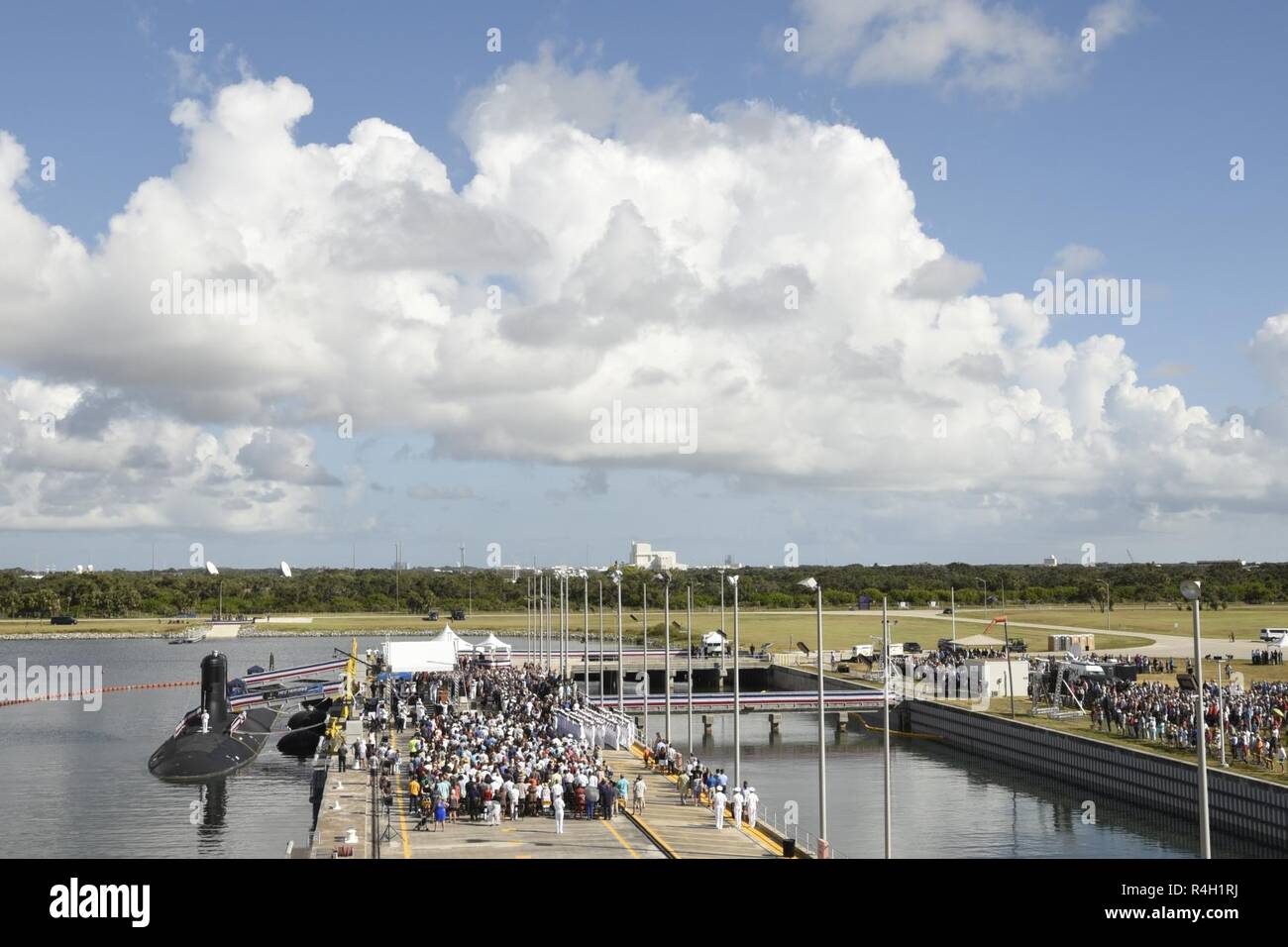 PORT CANAVERAL, en Floride (sept. 29, 2018) Vous assister à la cérémonie de mise en service de l'USS Indiana (SSN 789). La communauté se rassemble pour la Marine américaine Mise en sous-marin de l'USS Indiana en Sept 29, 2018 à Cap Canaveral en Floride, la Station Aérienne. L'Indiana est le 16e de la marine américaine de classe Virginia sous-marin d'attaque rapide et le troisième navire du nom de l'état de l'Indiana. Banque D'Images