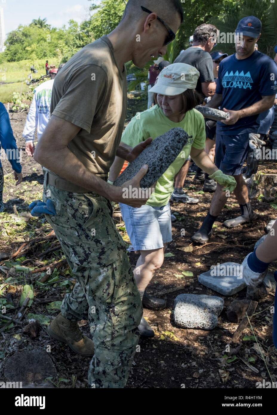 JOINT BASE HICKAM-PEARL HARBOR -- (30 sept. 29, 2018) Le Capitaine Marc Delao, commandant du Commandement Naval Facilities Engineering Texas, permet de placer des pierres sur l'ancien étang hawaïenne, Loko Pa'aiau, dans le cadre de la journée sur les terres publiques Joint Base Harbor-Hickam Pearl. Naval Facilities Engineering Command Hawaii a reçu des subventions de la Fondation de l'éducation nationale de l'environnement et le ministère de la défense du Programme de gestion des ressources existantes pour les deux Loko Pa'aiau vivier et Ahua coralliens. Les militaires et les familles, Ali'i Pauahi Hawaiian Civic membres du Club et la c Banque D'Images