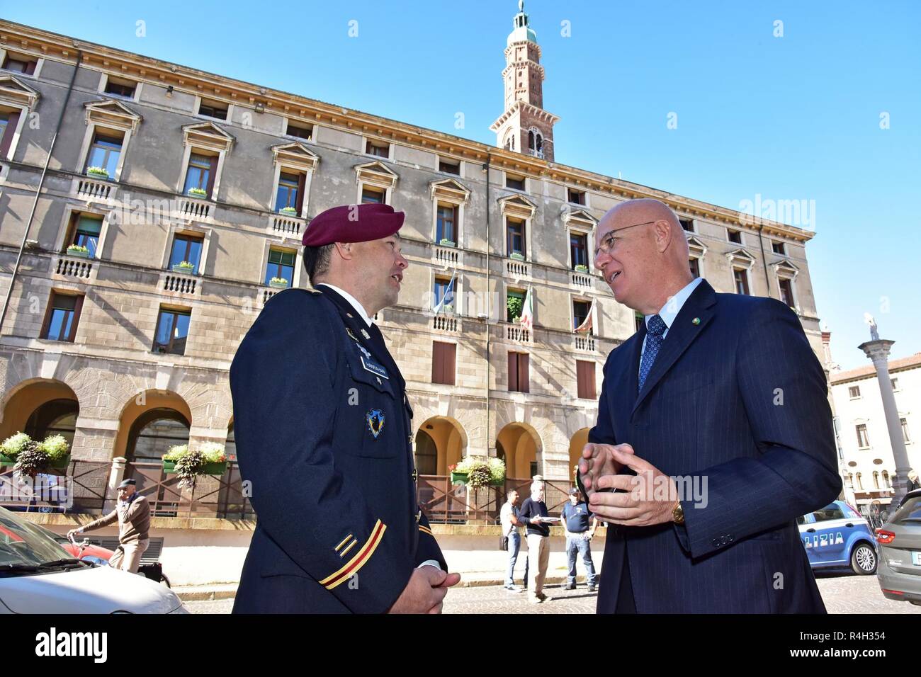 Le Dr Giuseppe Petronzi, chef de la police de Vicenza (à droite), la parole de l'armée américaine avec le major Timothy C. Hanrahan, 173e Brigade aéroportée (à gauche), au cours de la fête de Saint Michel, à l'église de Santa Maria dei Servi, Vicenza, Italie, 28 septembre 2018. Saint Michel est le patron pour les parachutistes et les forces d'application de la loi italienne. Banque D'Images