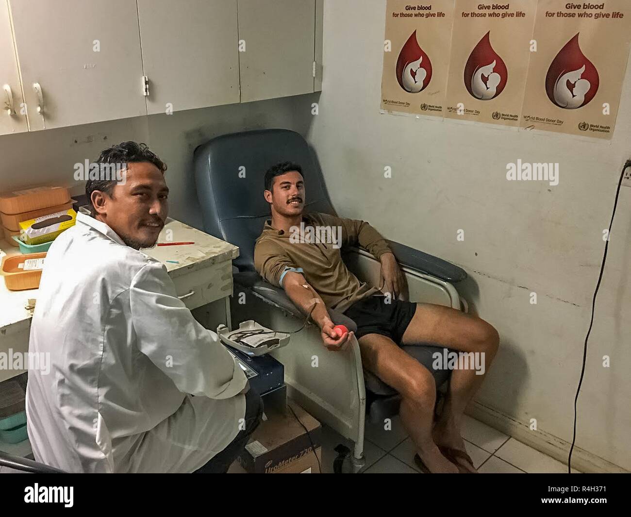 CHUUK, États fédérés de Micronésie (sept. 28, 2018) 2ème classe constructeur agriculteur Brock sang destiné aux transfusions fait don à un passager blessé de vol Air Niugini PX56 qui s'est écrasé dans un lagon près de Chuuk, États fédérés de Micronésie, l'Aéroport International. Farmer est attribué à l'équipe de construction sous-marine (UCT) 2, qui a été parmi les premiers intervenants de l'accident et ils ont aidé les autorités locales tirez sur les passagers et l'équipage de l'avion avant qu'il coule. Banque D'Images