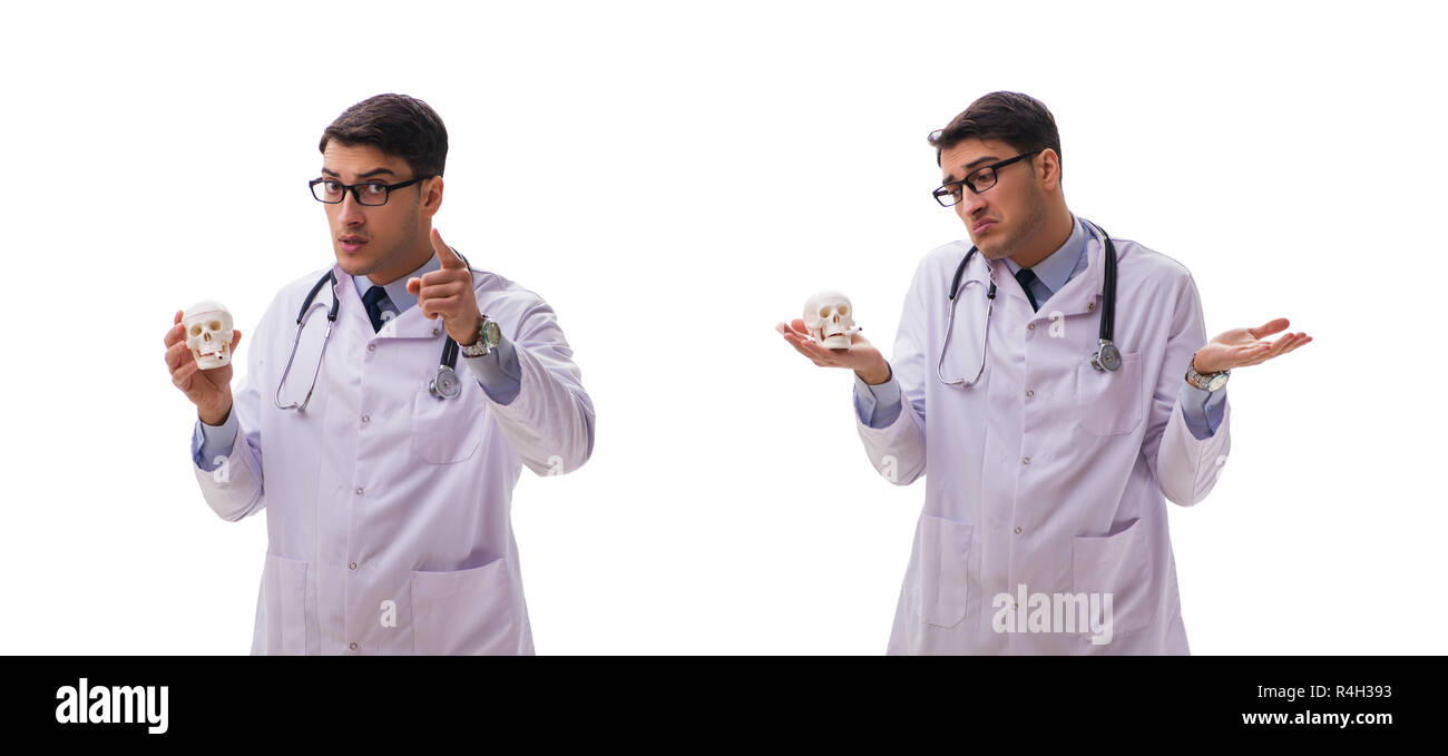 Jeune homme médecin avec squelette isolated on white Banque D'Images