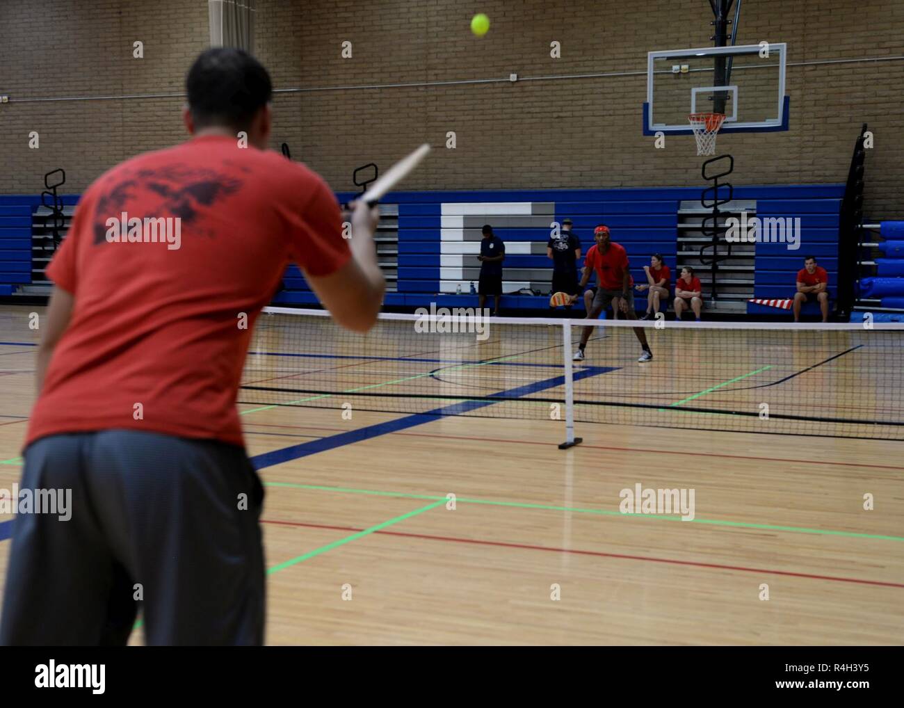 Le s.. Ryan Sanfilippo, 56e Escadron de soutien de contrôleur aérien, sert un pickle ball à un membre de la 1re classe Christopher Robinson, 63e Escadron de chasse, la gestion des ressources de l'aviation escadron compagnon, au cours de la troisième édition annuelle de la Coupe du Thunderbolt à Luke Air Force Base, en Arizona, le 27 septembre 2018. L'écran Thunderbolt Cup est un événement de deux jours qui permet aux aviateurs tout au long de la base pour participer à des activités comme un triathlon, pickle ball, le paintball et le golf. Banque D'Images