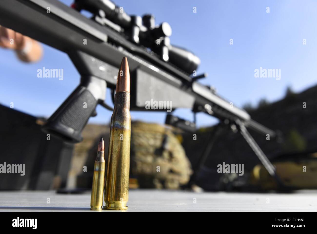 Une balle de calibre 50 et une balle de 7,62 mm reste en face d'un Barret  M107 de calibre à Coulee Dam, Washington, le 26 septembre 2018. Aviateurs  de la 92e Escadron