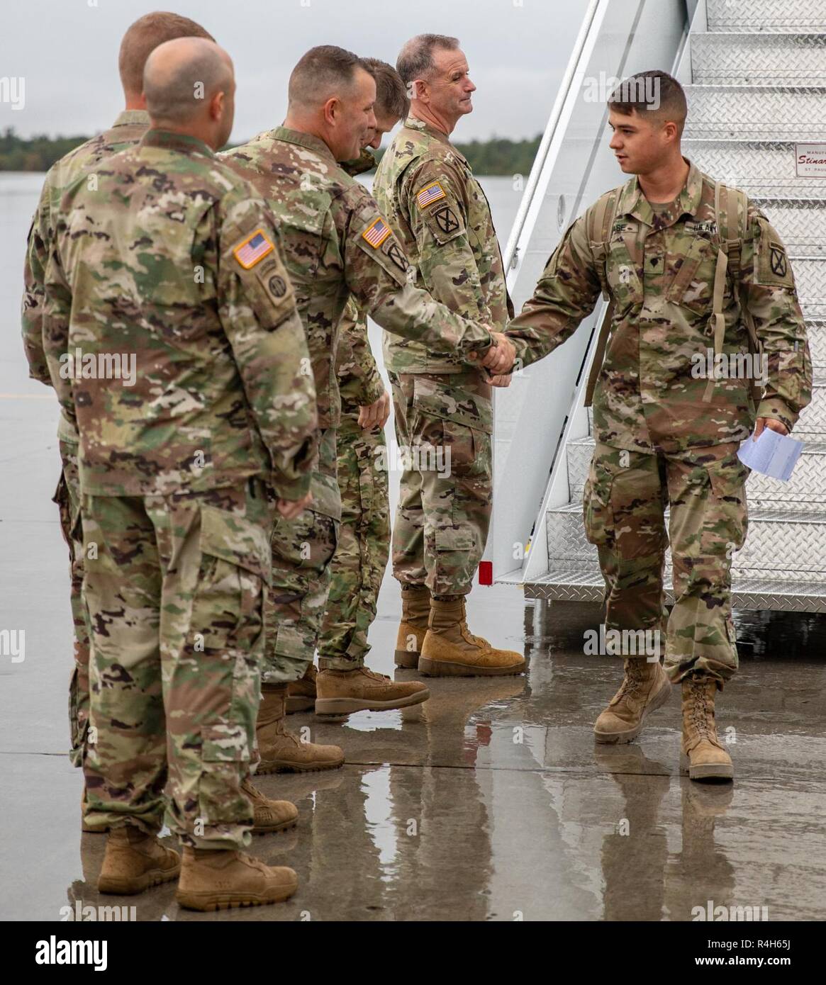 Soldats avec attaque Co., 1er Bataillon, 32e Régiment d'infanterie, 1e Brigade Combat Team, 10e Division de Montagne (LI) serrer la main de 10e division de montagne et 1BCT après redéploiement de leadership de Djibouti, le 2 octobre 2018, Fort Drum, N.Y. Banque D'Images