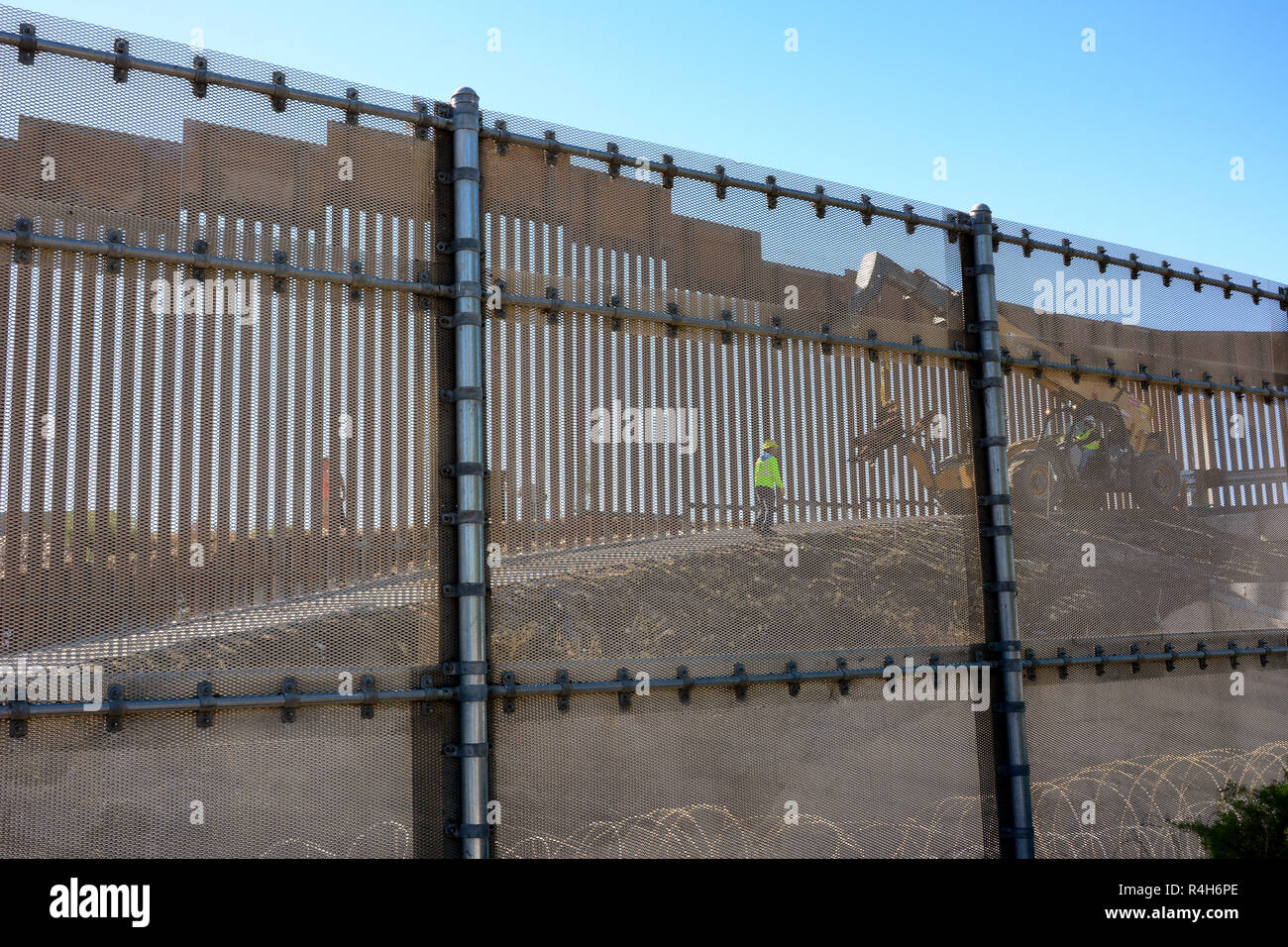 SAN YSIDRO, EN CALIFORNIE - 26 NOVEMBRE 2018 : Construction d'un mur de frontière à San Ysidro. Banque D'Images