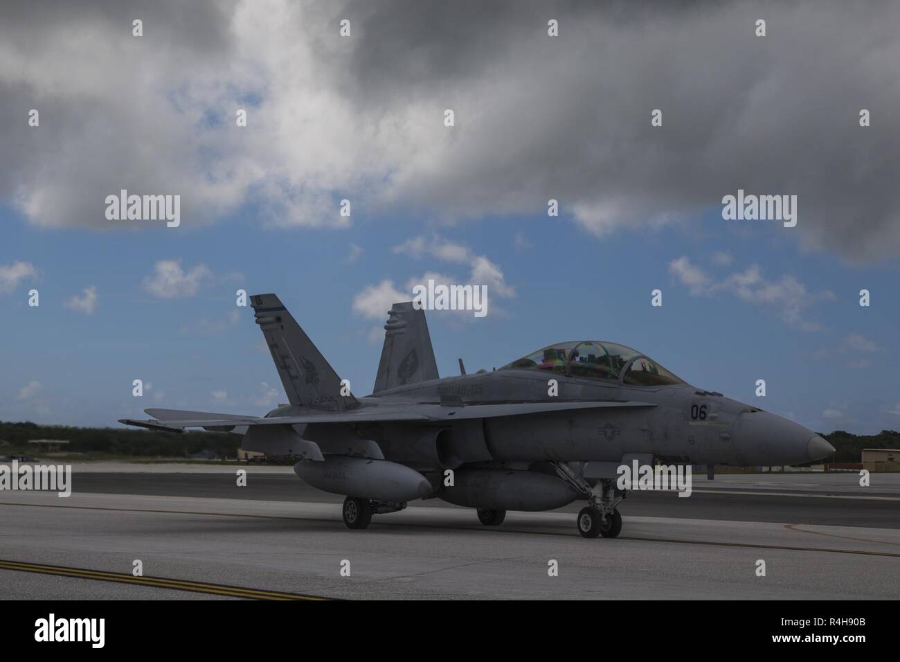 Un F/A-18D Hornet avec Marine attaque de chasseurs tout temps (Escadron VMFA(AW) 225 Les taxis sur l'axe de vol pendant l'exercice Furie 18 automoteur à Andersen Air Force Base, Guam, le 26 septembre 2018. Butineur exercice tests Fury et affine les capacités des aéronefs Marine Group (MAG) 12's tactiques dans un environnement d'exploitation. Banque D'Images