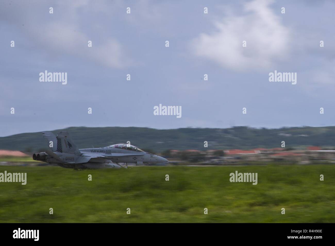 Un F/A-18D Hornet avec Marine attaque de chasseurs tout temps (Escadron VMFA(AW) terres 533 pendant l'exercice Furie 18 automoteur à Andersen Air Force Base, Guam, le 26 septembre 2018. Butineur exercice tests Fury et affine les capacités des aéronefs Marine Group (MAG) 12's tactiques dans un environnement d'exploitation. Banque D'Images
