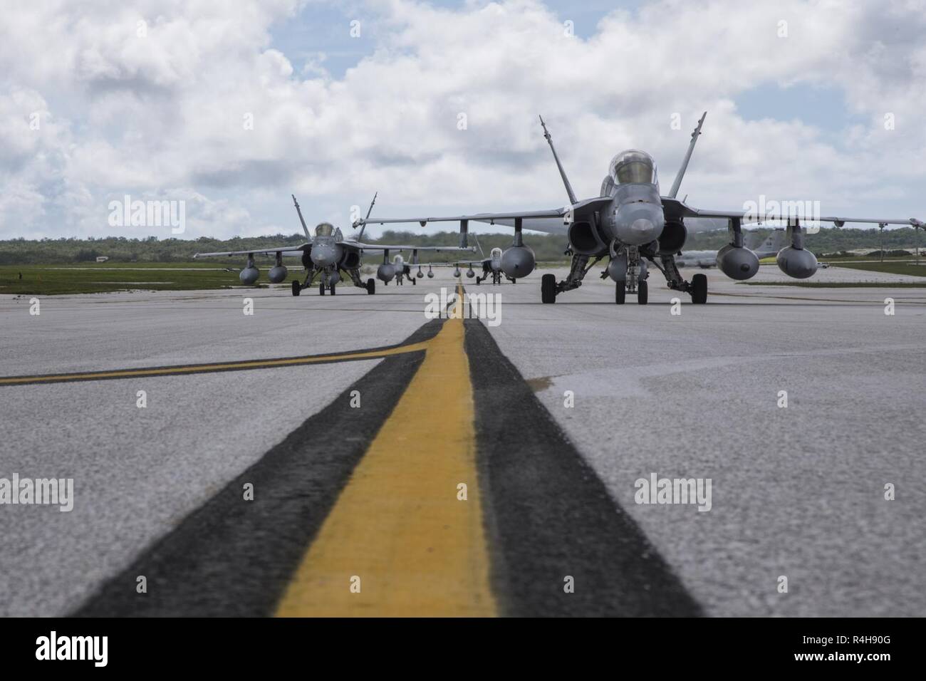F/A-18D Hornet avec Marine attaque de chasseurs tout temps (Escadron VMFA(AW) 533, taxi sur la ligne de vol pendant l'exercice Furie 18 automoteur à Andersen Air Force Base, Guam, le 26 septembre 2018. Butineur exercice tests Fury et affine les capacités des aéronefs Marine Group (MAG) 12's tactiques dans un environnement d'exploitation. Banque D'Images
