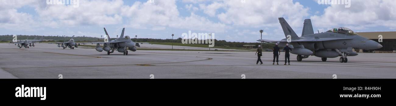 F/A-18D Hornet avec Marine attaque de chasseurs tout temps (Escadron VMFA(AW) taxi 533 sur la ligne de vol pendant l'exercice Furie 18 automoteur à Andersen Air Force Base, Guam, le 26 septembre 2018. Butineur exercice tests Fury et affine les capacités des aéronefs Marine Group (MAG) 12's tactiques dans un environnement d'exploitation. Banque D'Images