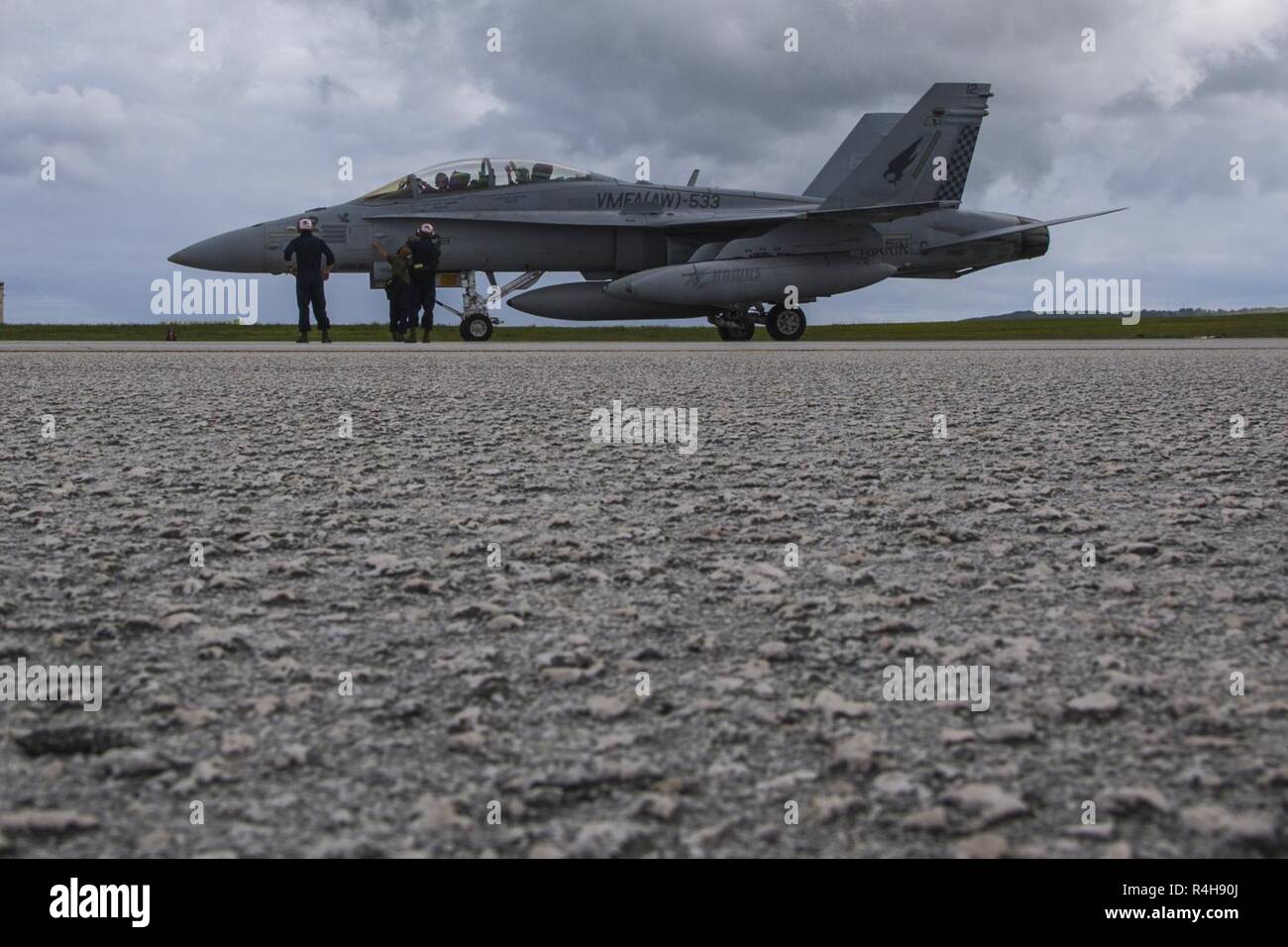 Un F/A-18D Hornet avec Marine attaque de chasseurs tout temps (Escadron VMFA(AW) 533, est inspecté après les vols pendant l'exercice Furie 18 automoteur à Andersen Air Force Base, Guam, le 26 septembre 2018. Butineur exercice tests Fury et affine les capacités des aéronefs Marine Group (MAG) 12's tactiques dans un environnement d'exploitation. Banque D'Images