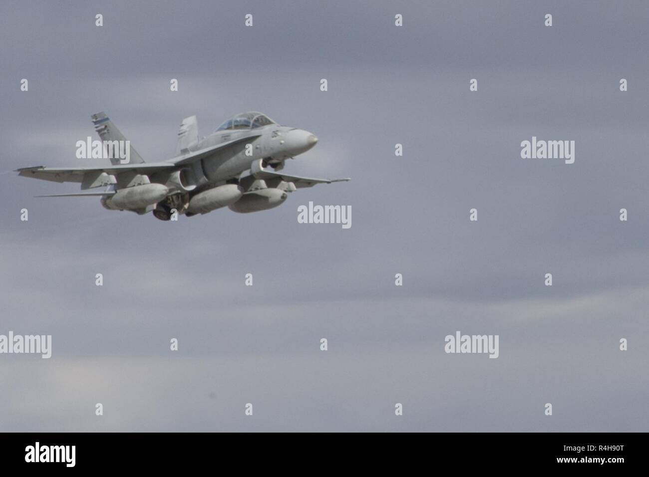 Un F/A-18D Hornet avec Marine attaque de chasseurs tout temps (Escadron VMFA(AW) 225 décolle pendant l'exercice Furie 18 automoteur à Andersen Air Force Base, Guam, le 26 septembre 2018. Butineur exercice tests Fury et affine les capacités des aéronefs Marine Group (MAG) 12's tactiques dans un environnement d'exploitation. Banque D'Images
