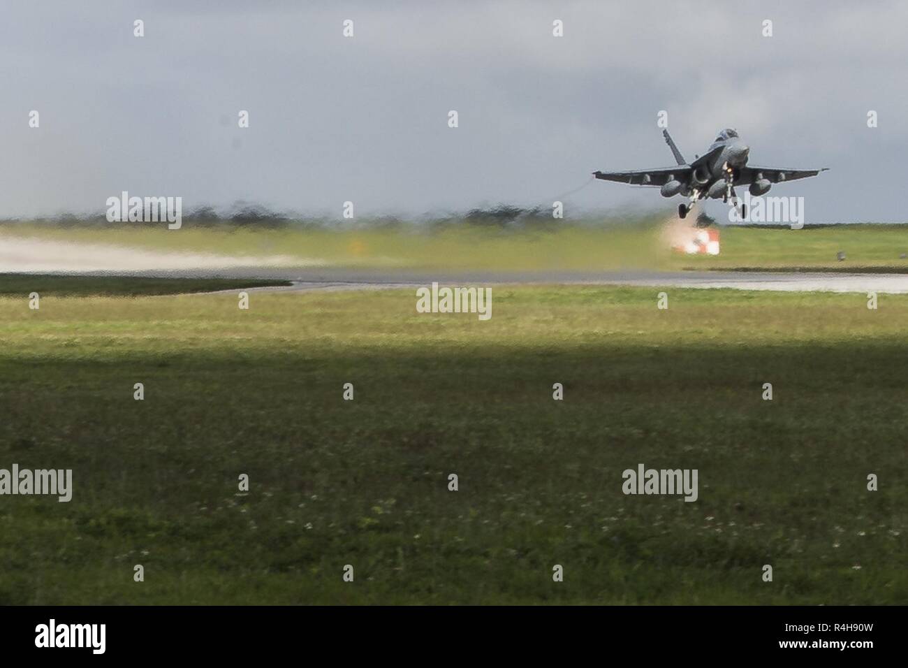 Un F/A-18D Hornet avec Marine attaque de chasseurs tout temps (Escadron VMFA(AW) 225 décolle pendant l'exercice Furie 18 automoteur à Andersen Air Force Base, Guam, le 26 septembre 2018. Butineur exercice tests Fury et affine les capacités des aéronefs Marine Group (MAG) 12's tactiques dans un environnement d'exploitation. Banque D'Images
