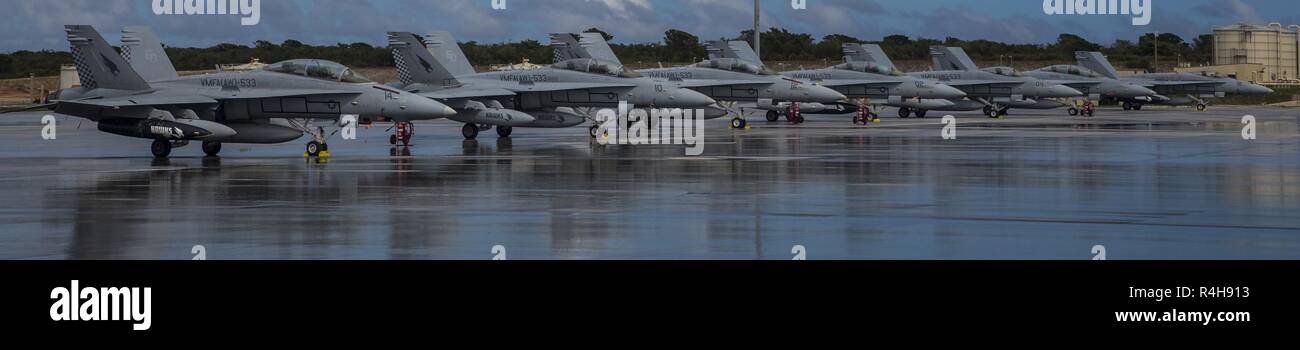 F/A-18D Hornet avec Marine attaque de chasseurs tout temps (Escadron VMFA(AW), 533 sont mis en scène sur l'axe de vol pendant l'exercice Furie 18 automoteur à Andersen Air Force Base, Guam, le 26 septembre 2018. Butineur exercice tests Fury et affine les capacités des aéronefs Marine Group (MAG) 12's tactiques dans un environnement d'exploitation. Banque D'Images