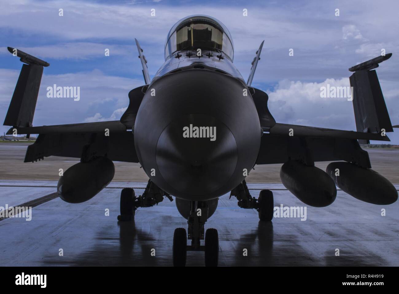 Un F/A-18D Hornet avec Marine attaque de chasseurs tout temps (Escadron VMFA(AW) 225, est mis en scène dans un hangar pendant l'exercice Furie 18 automoteur à Andersen Air Force Base, Guam, le 26 septembre 2018. Butineur exercice tests Fury et affine les capacités des aéronefs Marine Group (MAG) 12's tactiques dans un environnement d'exploitation. Banque D'Images