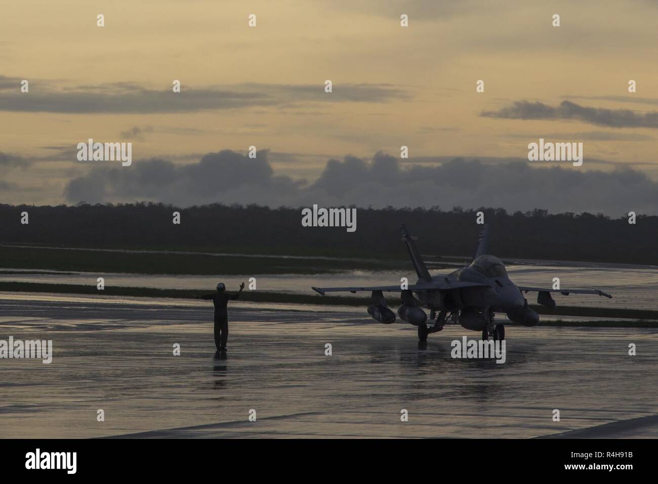 Un F/A-18D Hornet avec Marine attaque de chasseurs tout temps (Escadron VMFA(AW) 533, est guidée en position pendant l'exercice Furie 18 automoteur à Andersen Air Force Base, Guam, le 26 septembre 2018. Butineur exercice tests Fury et affine les capacités des aéronefs Marine Group (MAG) 12's tactiques dans un environnement d'exploitation. Banque D'Images