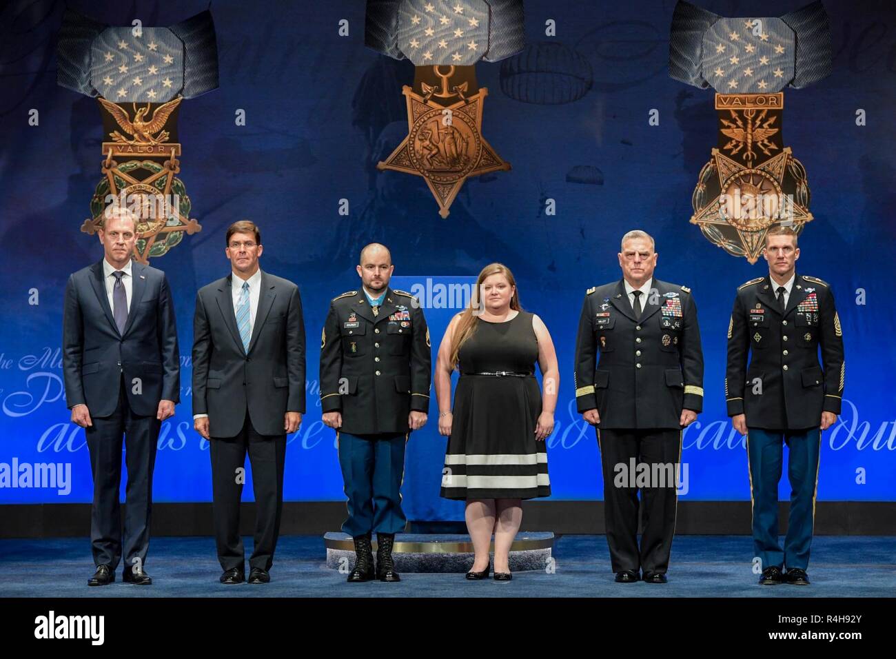 De gauche, sous-secrétaire de la Défense Patrick M. Shanahan, secrétaire de l'armée américaine Dr. Mark Esper T., Chef du personnel de l'Armée Le Général Mark Milley, et Sgt. Le major de l'Armée de Daniel A. Dailey participer à la médaille d'honneur de la cérémonie pour l'ex-sergent. Ronald J. Shurer II au Pentagone, à Arlington, Virginie, le 2 octobre 2018. Shurer a reçu la médaille d'honneur du 1er octobre 2018 pour des actions tout en servant un sergent médical avec le détachement opérationnel des forces spéciales d'opérations spéciales, 3336 Alpha task-force-33, à l'appui de l'opération Enduring Freedom en Afghanistan o Banque D'Images