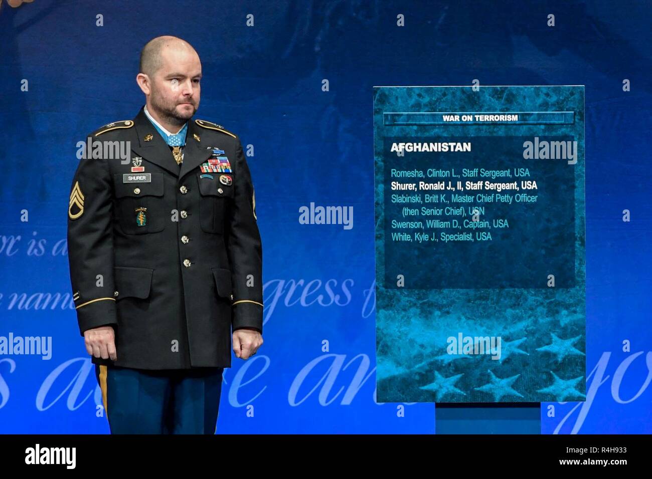 Une médaille d'honneur de la cérémonie est organisée en l'honneur de l'ancien sergent de l'armée américaine. Ronald J. Shurer II au Pentagone à Arlington en Virginie, le 2 octobre 2018. Shurer a reçu la médaille d'honneur du 1er octobre 2018 pour des actions tout en servant un sergent médical avec le détachement opérationnel des forces spéciales d'opérations spéciales, 3336 Alpha task-force-33, à l'appui de l'opération Enduring Freedom en Afghanistan le 6 avril, 2008. Banque D'Images