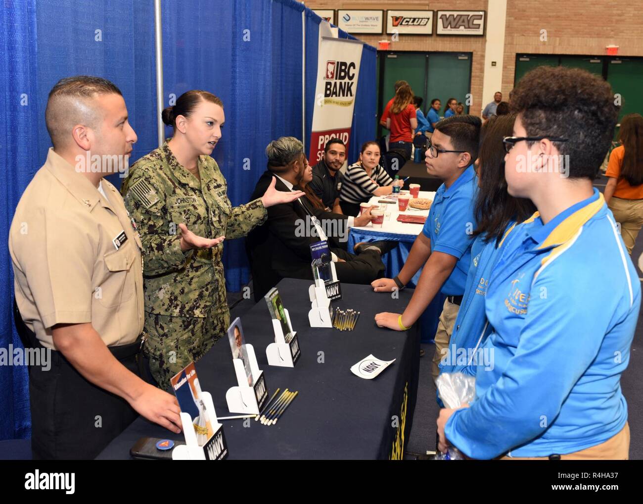 EDINBURG, Texas - (oct. 2, 2018) d'un dommage Controlman 2e classe Patricia Johnston, de Great Falls, au Montana, affectés à des activités de recrutement pour la Marine Station Harlingen, rejoint par hôpital Corpsman David 2e classe Cumpian d'Harlingen, Texas, entretiens avec les étudiants du secondaire de l'idée de San Juan de l'Académie participant à la Hispanic Engineering Science and Technology (HESTEC) + TIGE DE MOI ET DE L'Expo sur le campus de l'Université d'Texas-Rio Grande Valley. Grâce à une collaboration avec l'événement, Solutions de main-d'œuvre inclus exposants de différentes industries partager sur les carrières et de la main-d'opportunités. Maintenant dans sa Banque D'Images