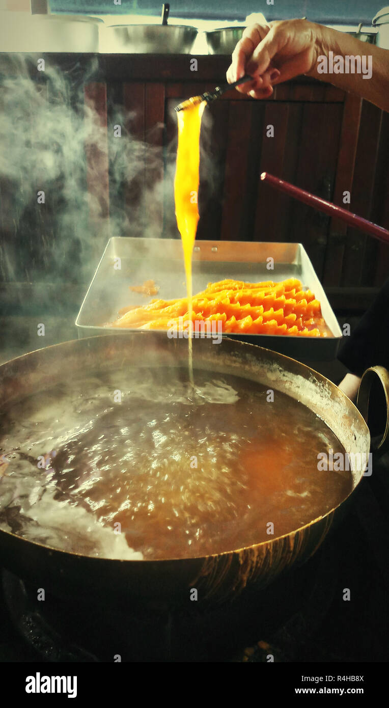 Part font de dessert traditionnel thaï, Foi Thong ou oeufs d'frises Banque D'Images