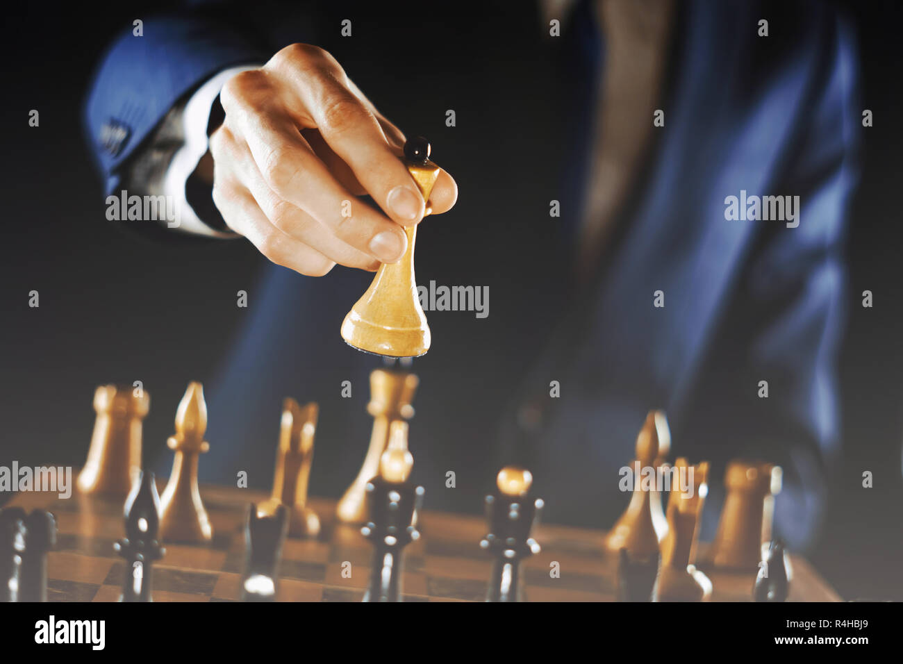 De la main du roi blanc pièce échecs su jouer aux échecs, Banque D'Images