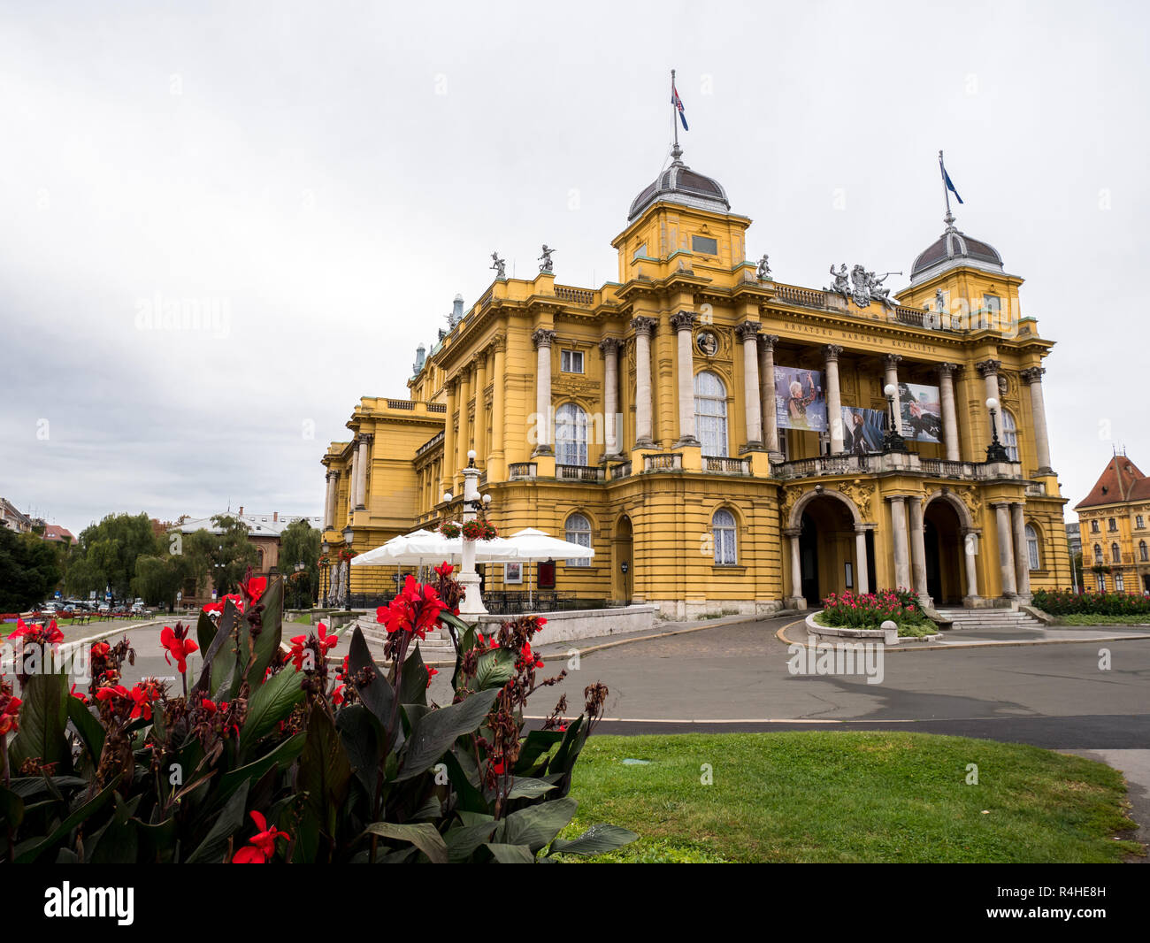 Théâtre national croate à Zagreb le jour nuageux Banque D'Images