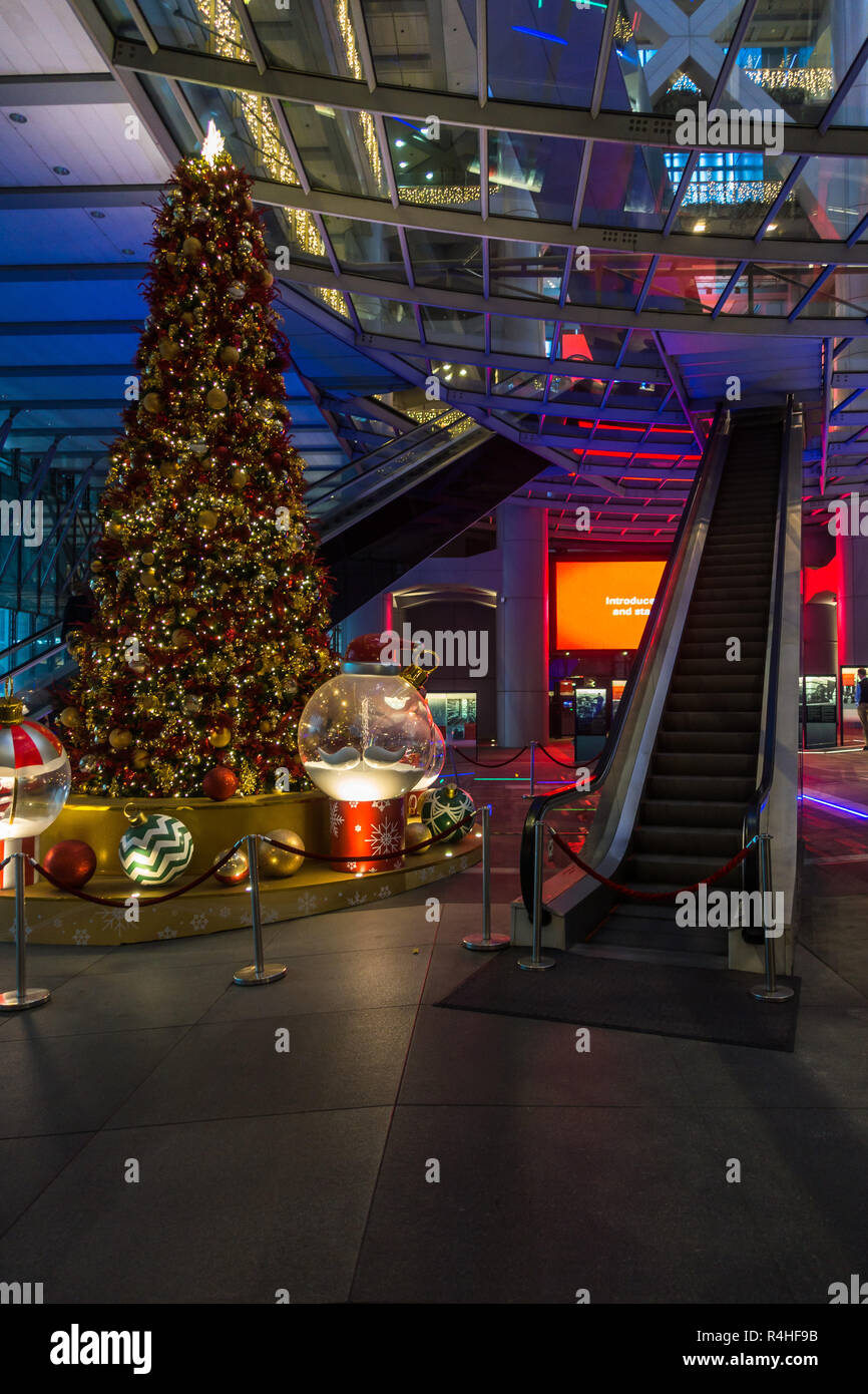 Arbre de Noël dans l'atrium du bâtiment principal de la HSBC, conçu par Norman Foster. Hong Kong, Central, Janvier 2018 Banque D'Images