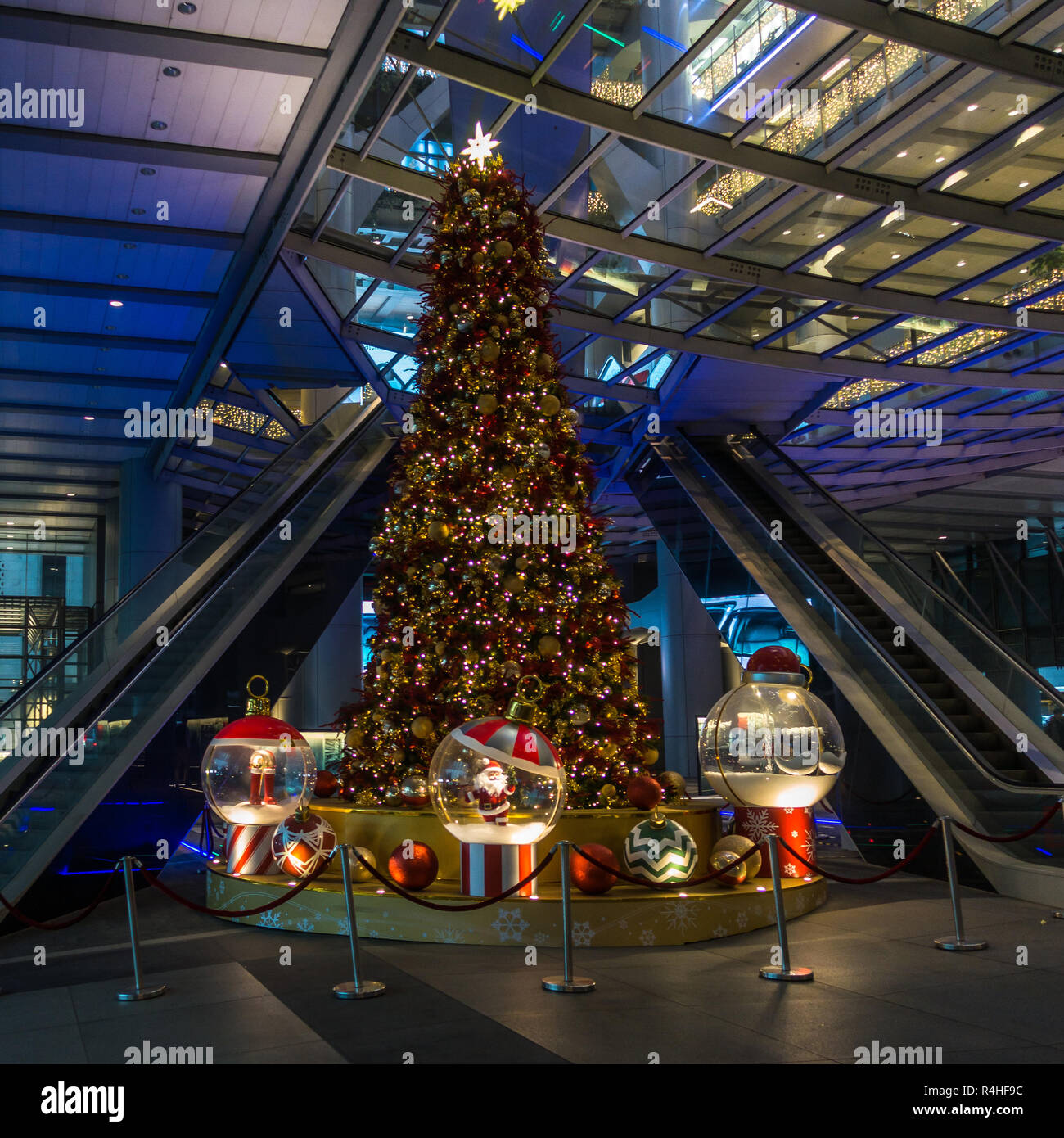 Arbre de Noël dans l'atrium du bâtiment principal de la HSBC, conçu par Norman Foster. Hong Kong, Central, Janvier 2018 Banque D'Images