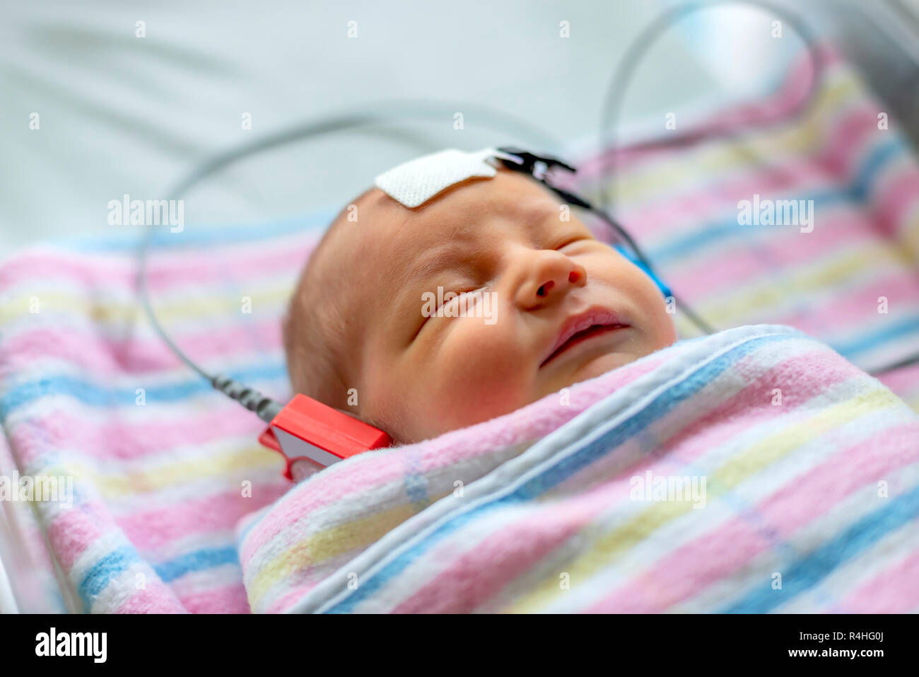 Test de l'audition d'un nouveau-né de dormir à l'hôpital Banque D'Images