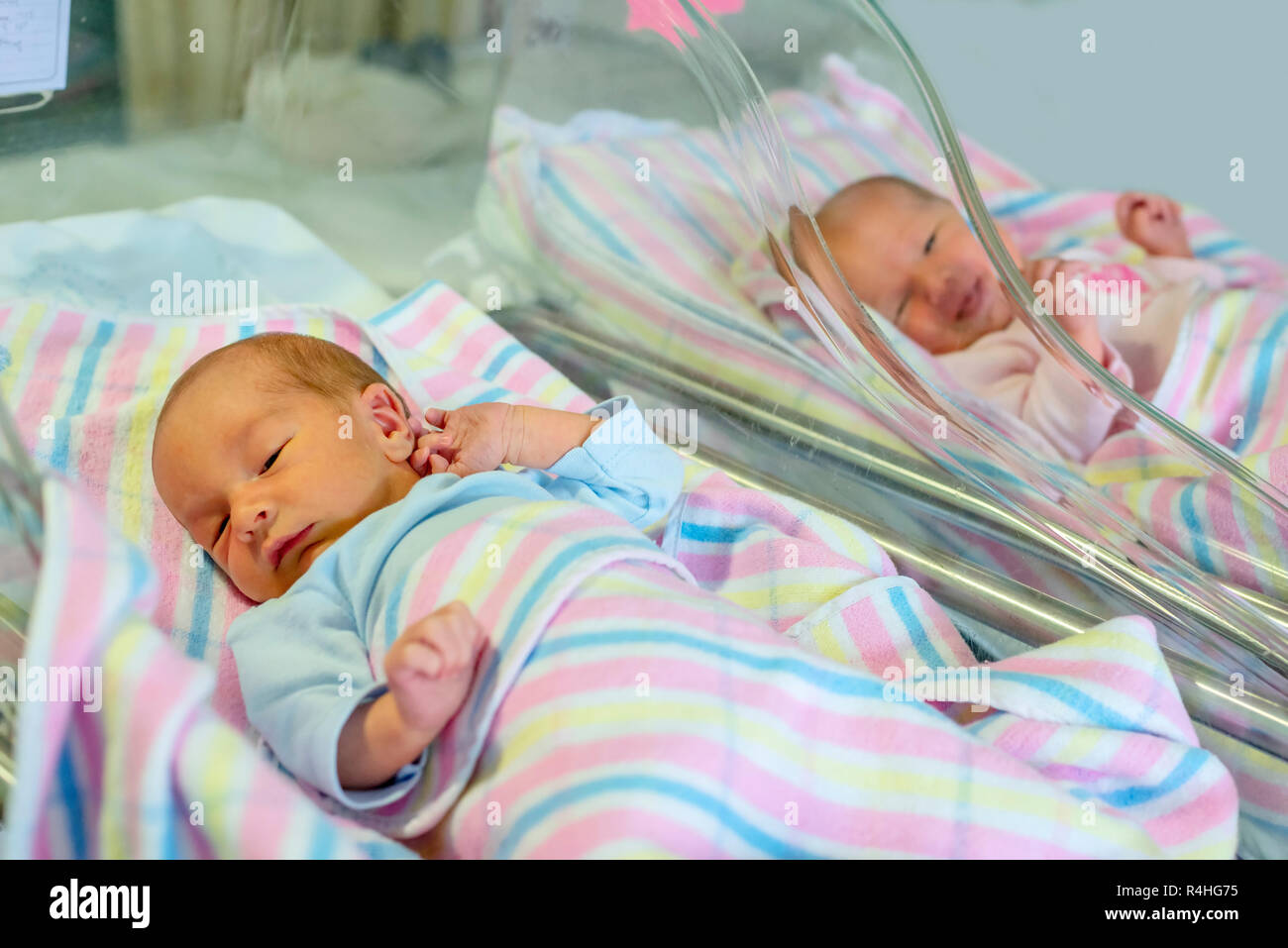 Les Jumeaux Nouveau Ne Garcon Et Fille A L Hopital Sous Des Couvertures Photo Stock Alamy