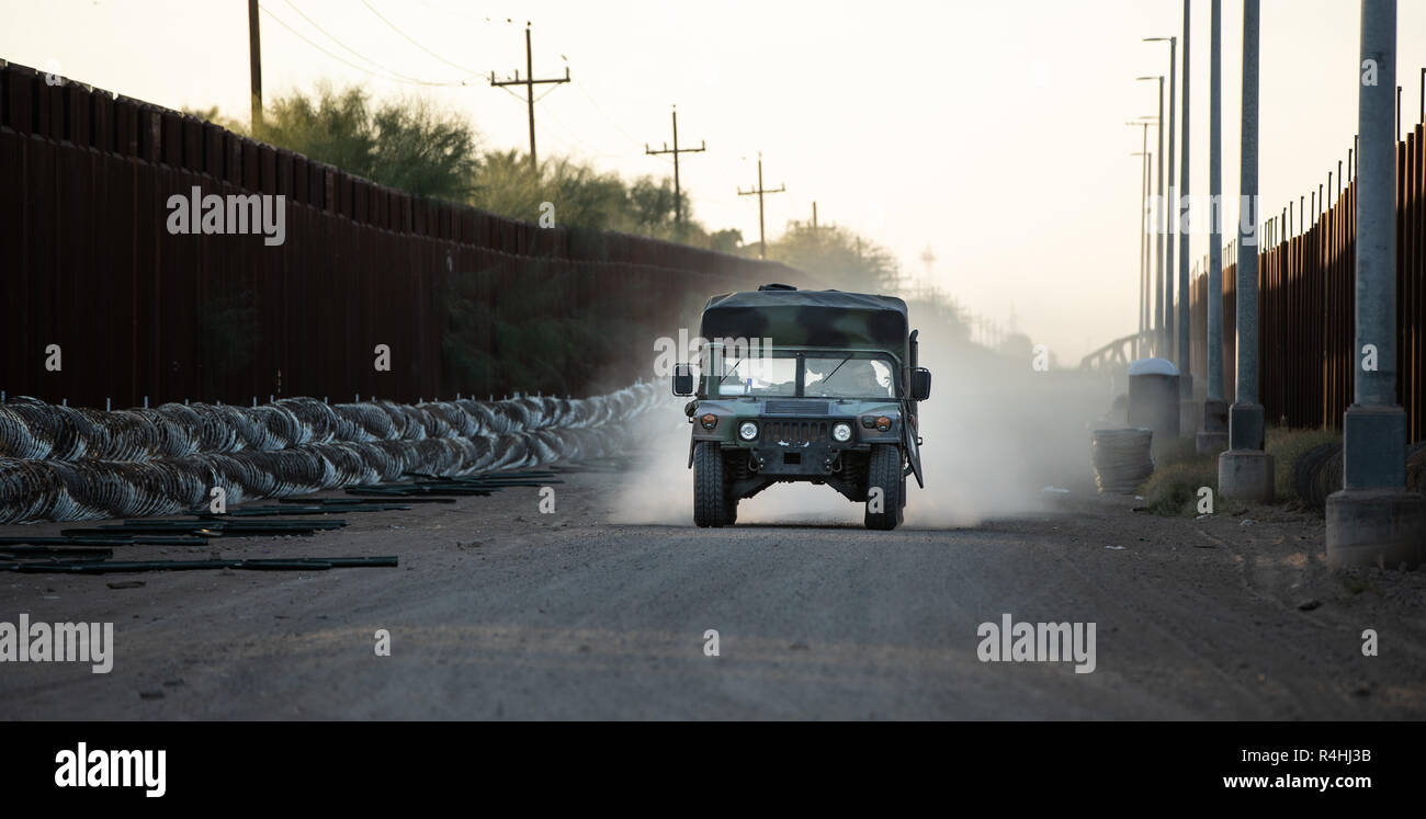 Marines du 1er Bataillon de génie de combat et le 1er Bataillon de l'application de la Loi de fortifier le mur de la frontière ouest du Port de San Luis, Arizona), le 21 novembre 2018. Photo par Robert Bushell, CBP. Banque D'Images