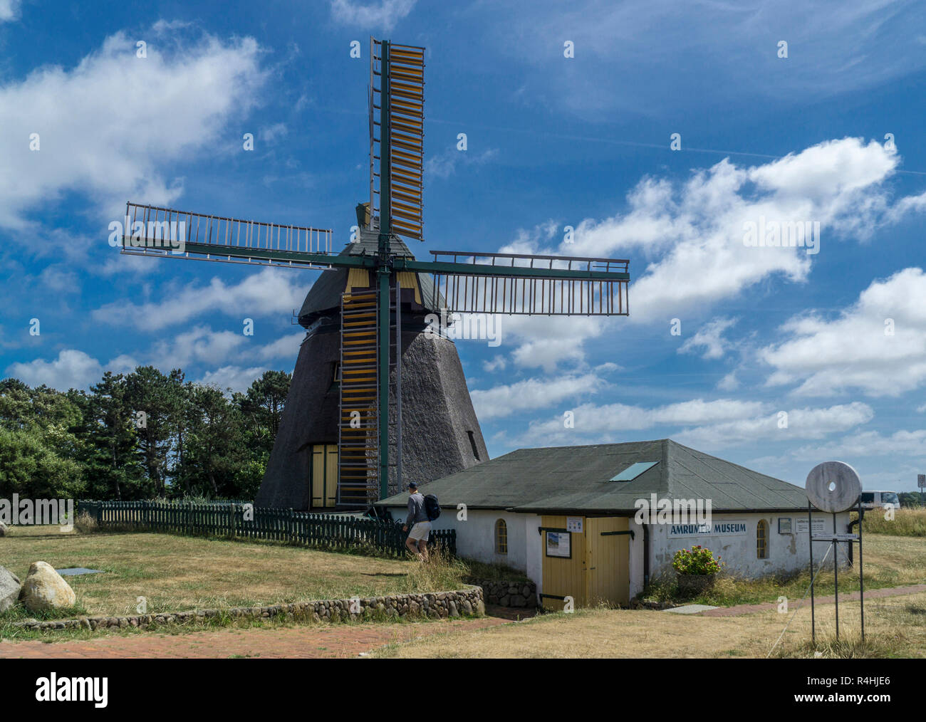 Pikine Dutchman's mill avec home museum dans le brouillard sur Amrum, Holländermühle mit Heimatmuseum dans Nebel auf Amrum Banque D'Images