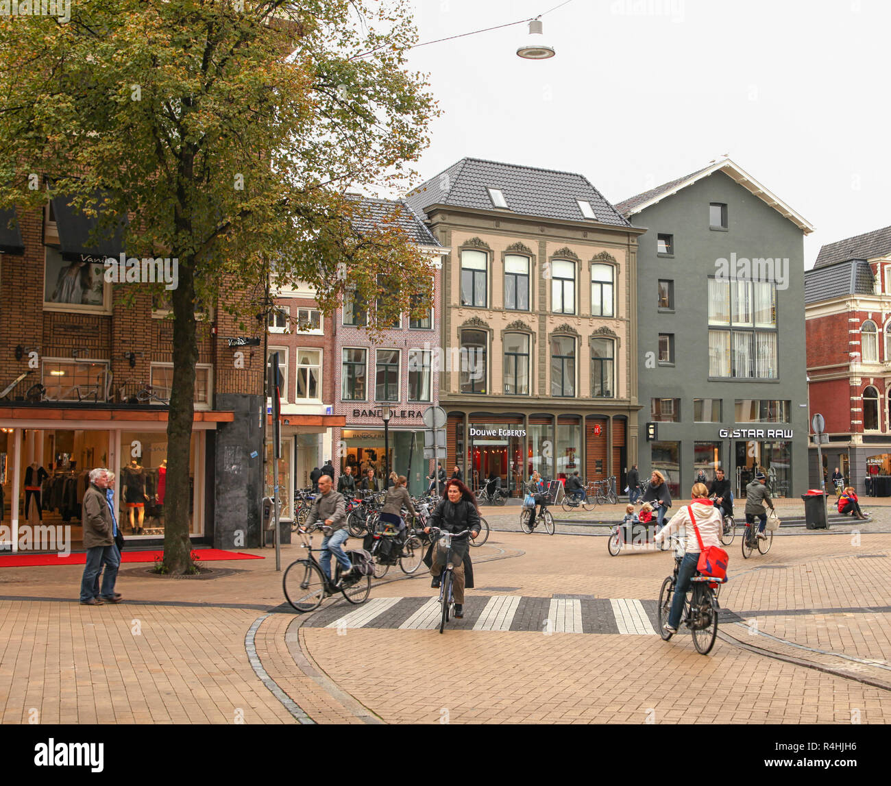 Les motards sur street dans le centre de ville néerlandaise de Groningue. Le centre de la ville de Groningen aux Pays-Bas est le plus souvent gratuitement des voitures Banque D'Images