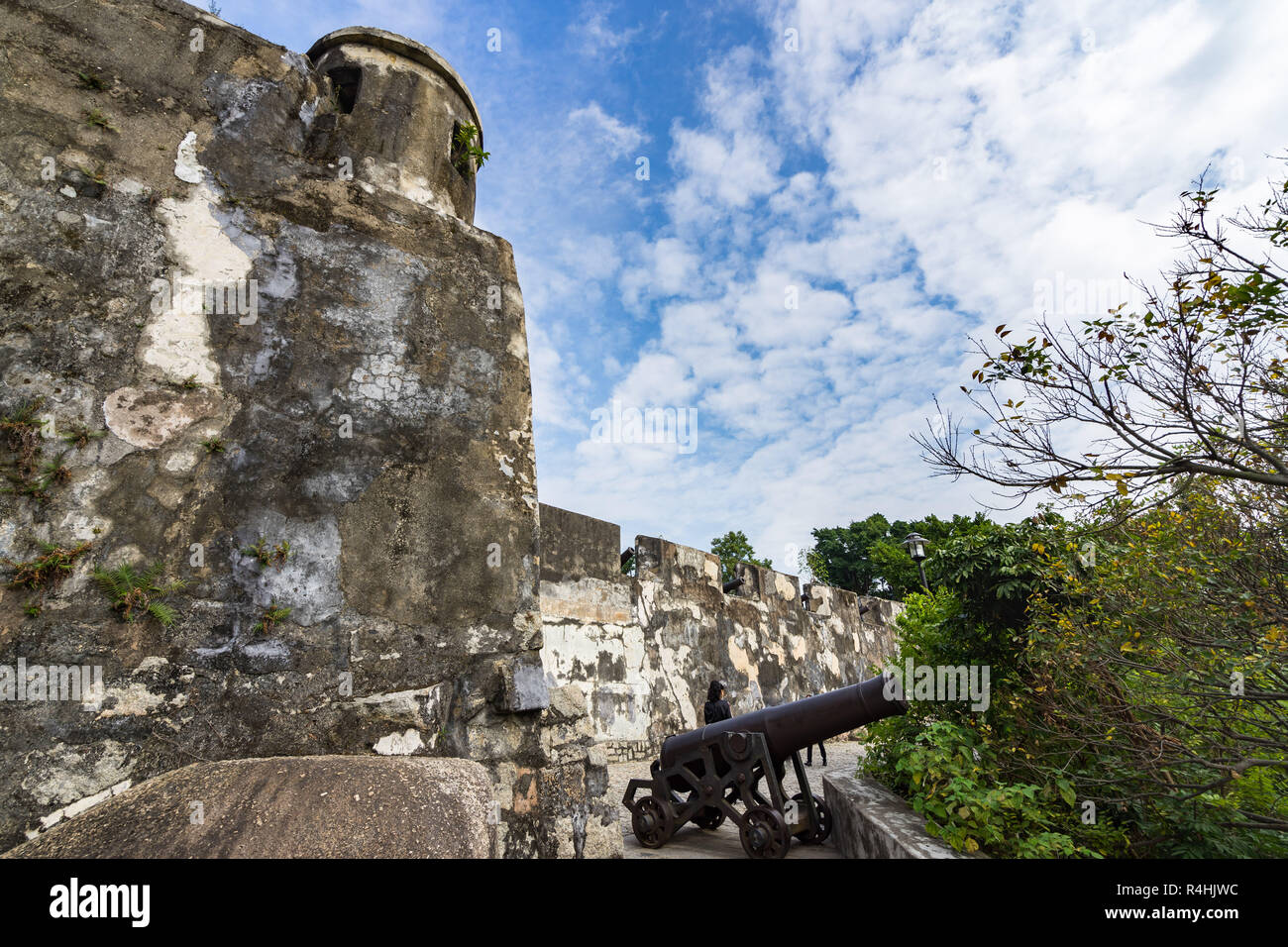 Cannon gardant les remparts de l'antique Fortaleza do Monte (ou Monte Forte), partie du patrimoine mondial de l'initiative de Macau Banque D'Images