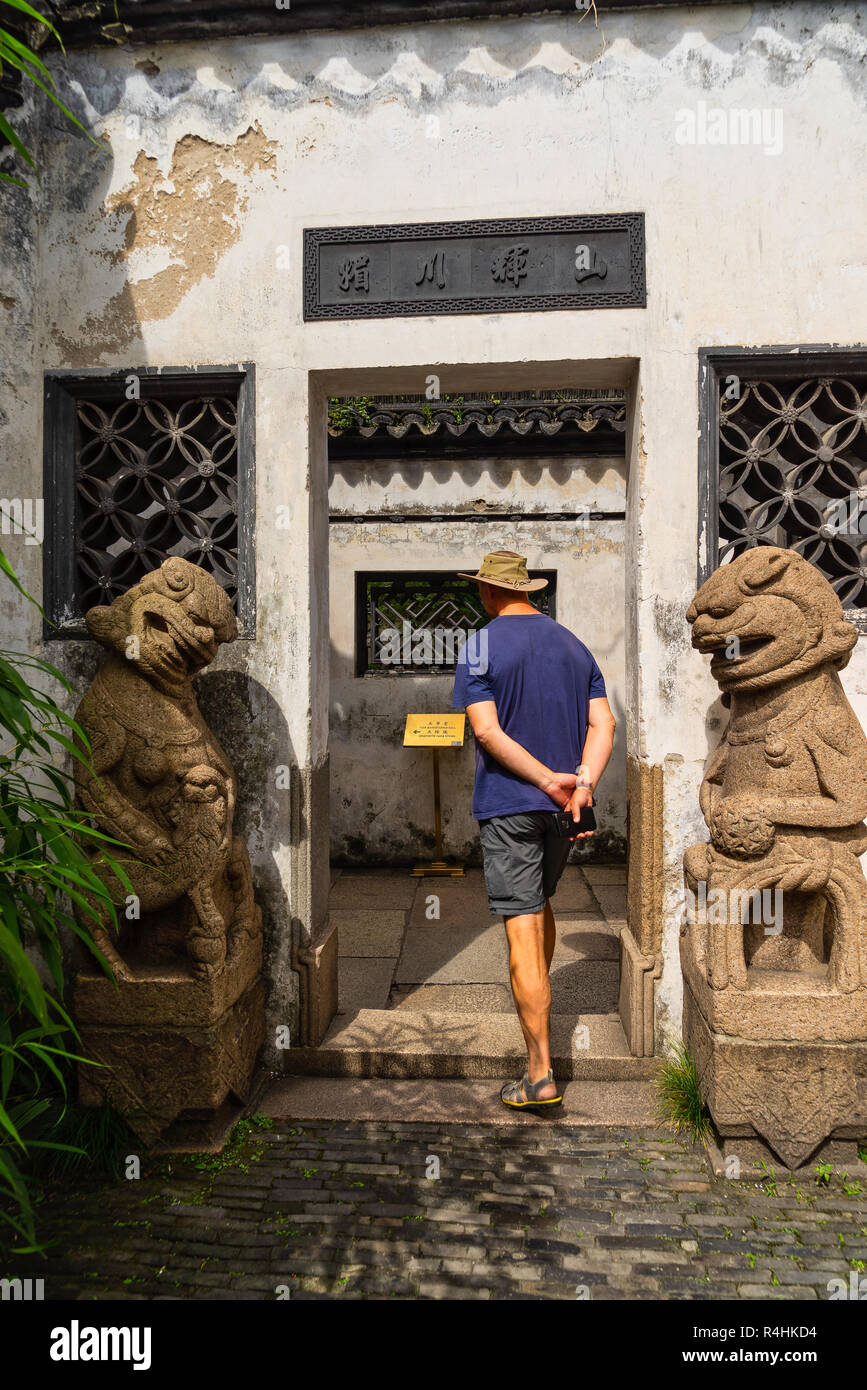 L'homme d'explorer le jardin Yu, Shanghai, Chine Banque D'Images