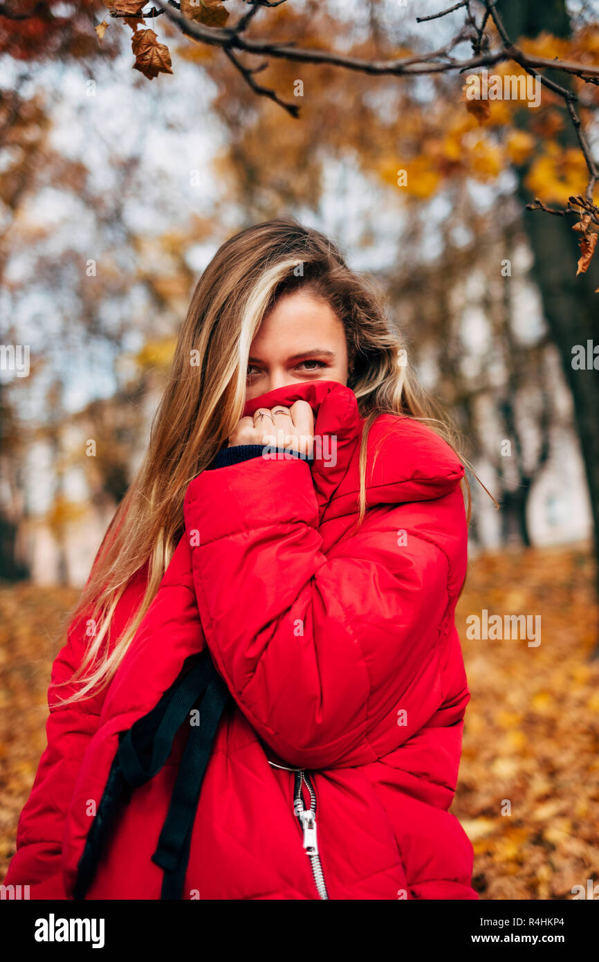 Femme cachant son visage derrière son manteau, Bélarus Banque D'Images