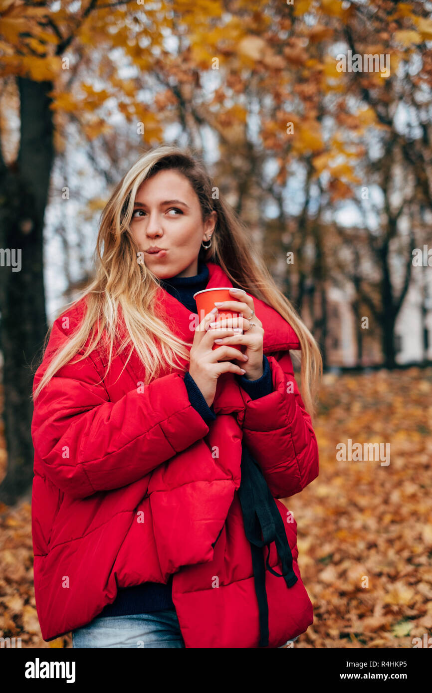 Femme debout dans un parc avec une boisson chaude, Bélarus Banque D'Images