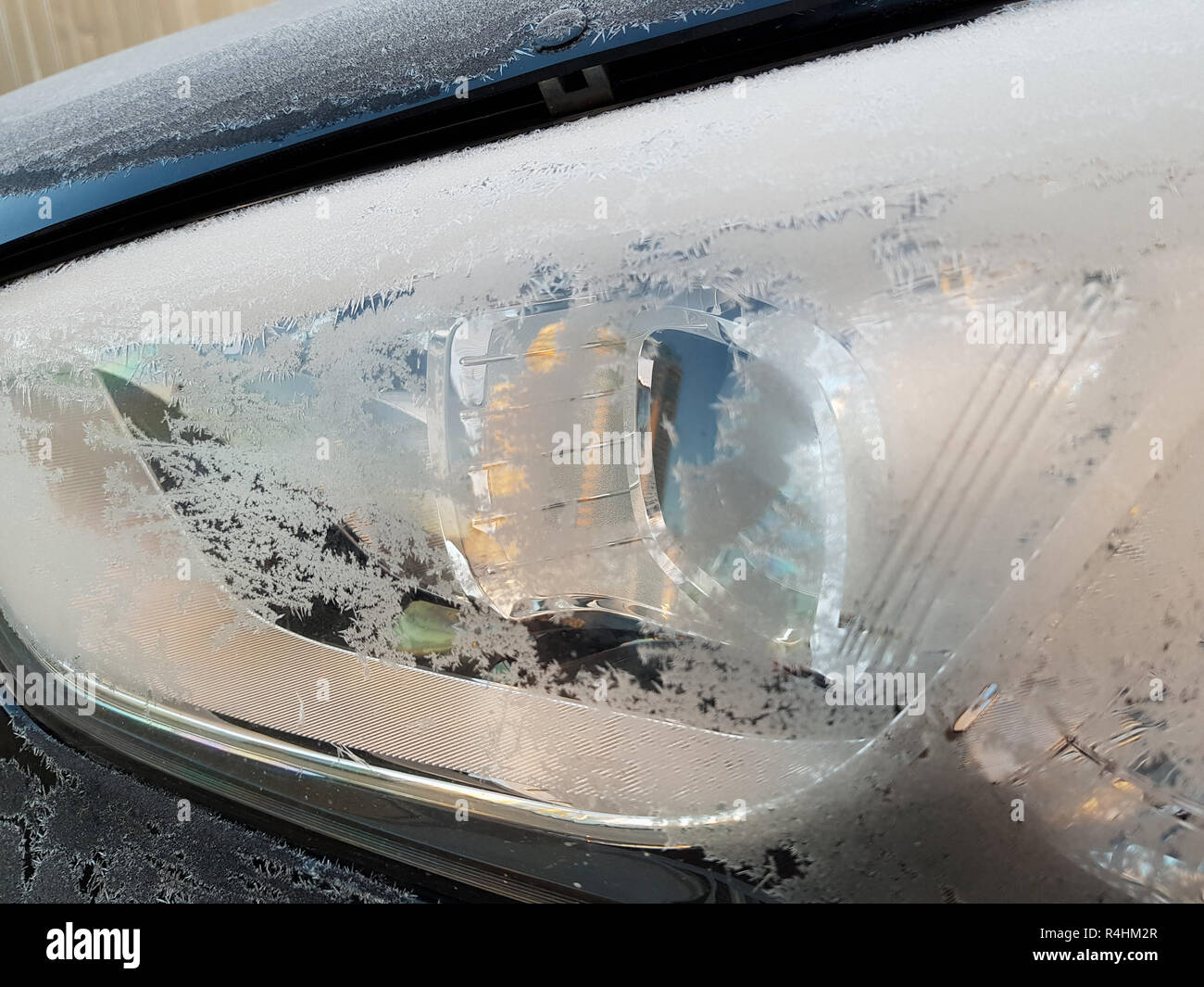 Auto des phares couverts de faible gel Banque D'Images