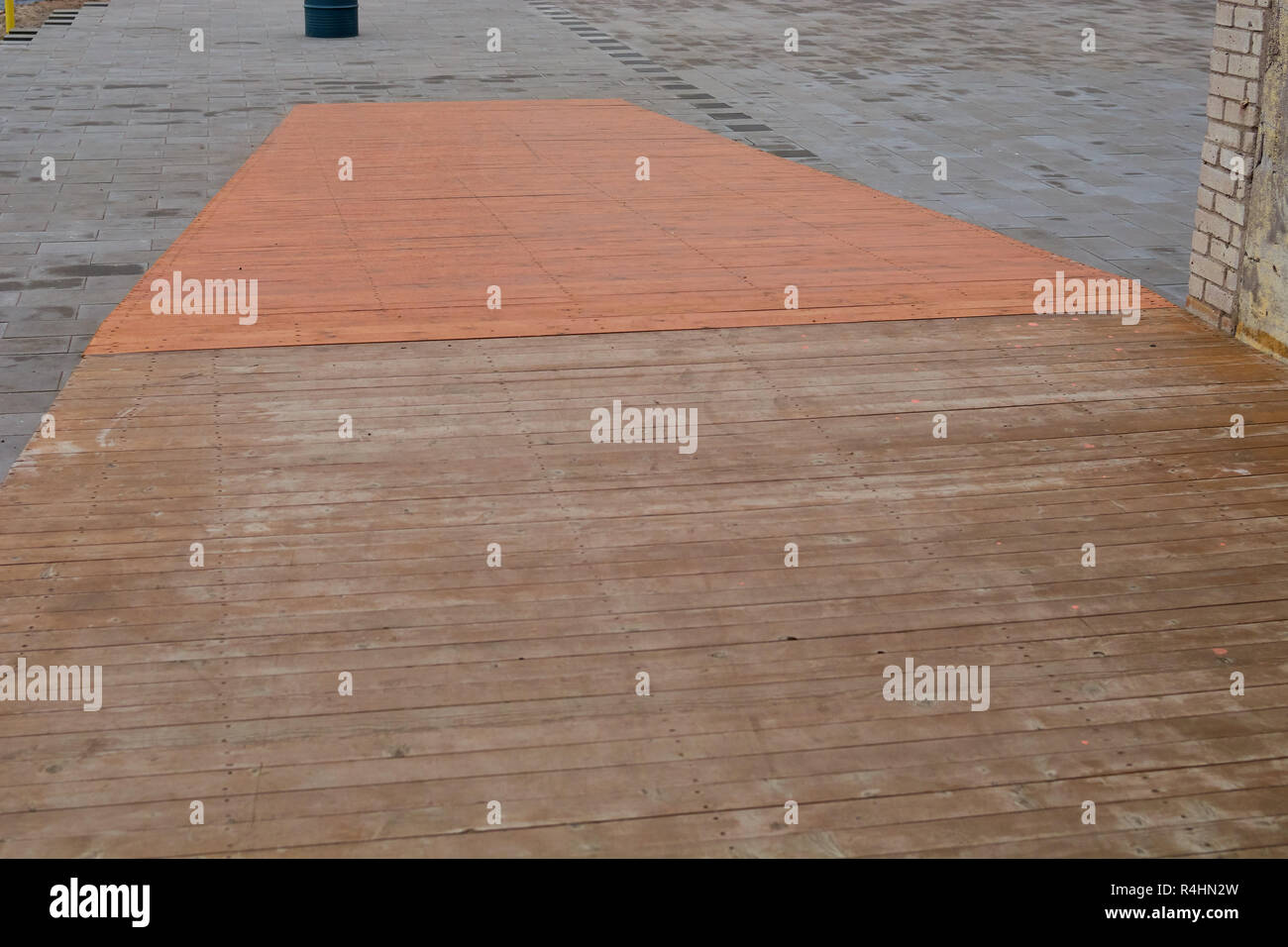Passerelle en bois faites de planches et de l'extérieur Banque D'Images