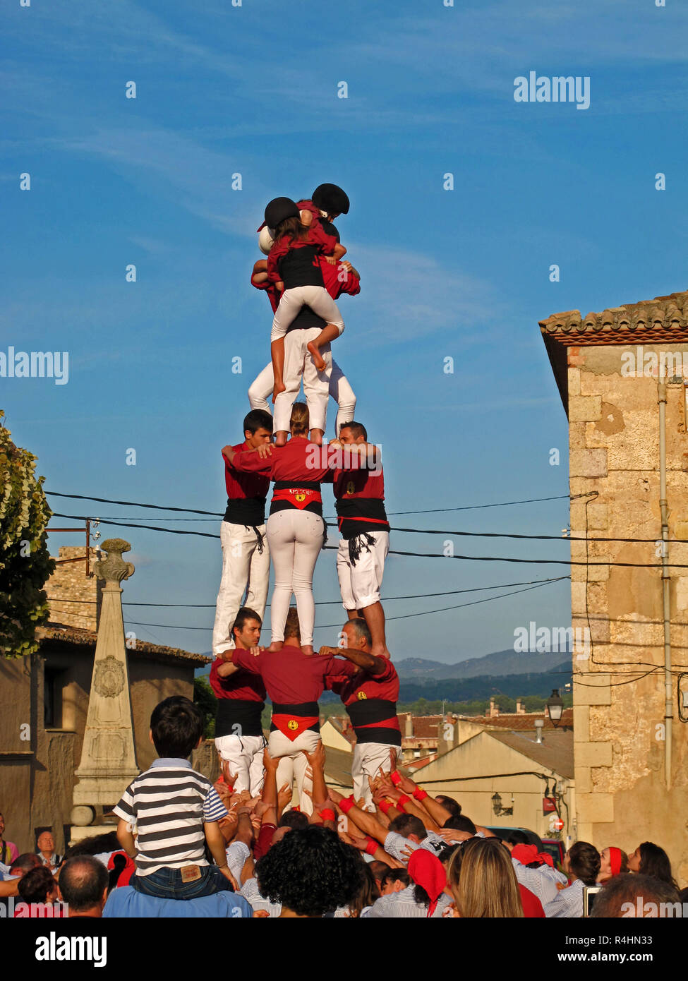 Castellers construction d'une tour humaine lors d'une compétition à Montblanc, Catalogne, Espagne Banque D'Images