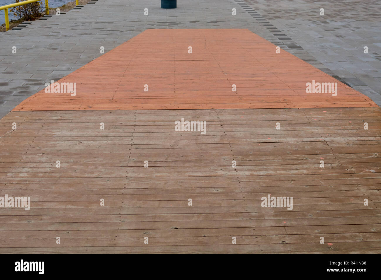 Passerelle en bois faites de planches et de l'extérieur Banque D'Images