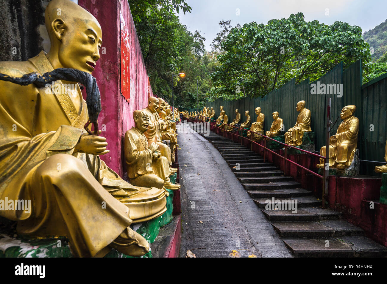 Statues en or sur le chemin jusqu'aux dix mille bouddhas Monastery, chacun avec différentes poses, Hong Kong, Sha Tin, Nouveaux Territoires Banque D'Images